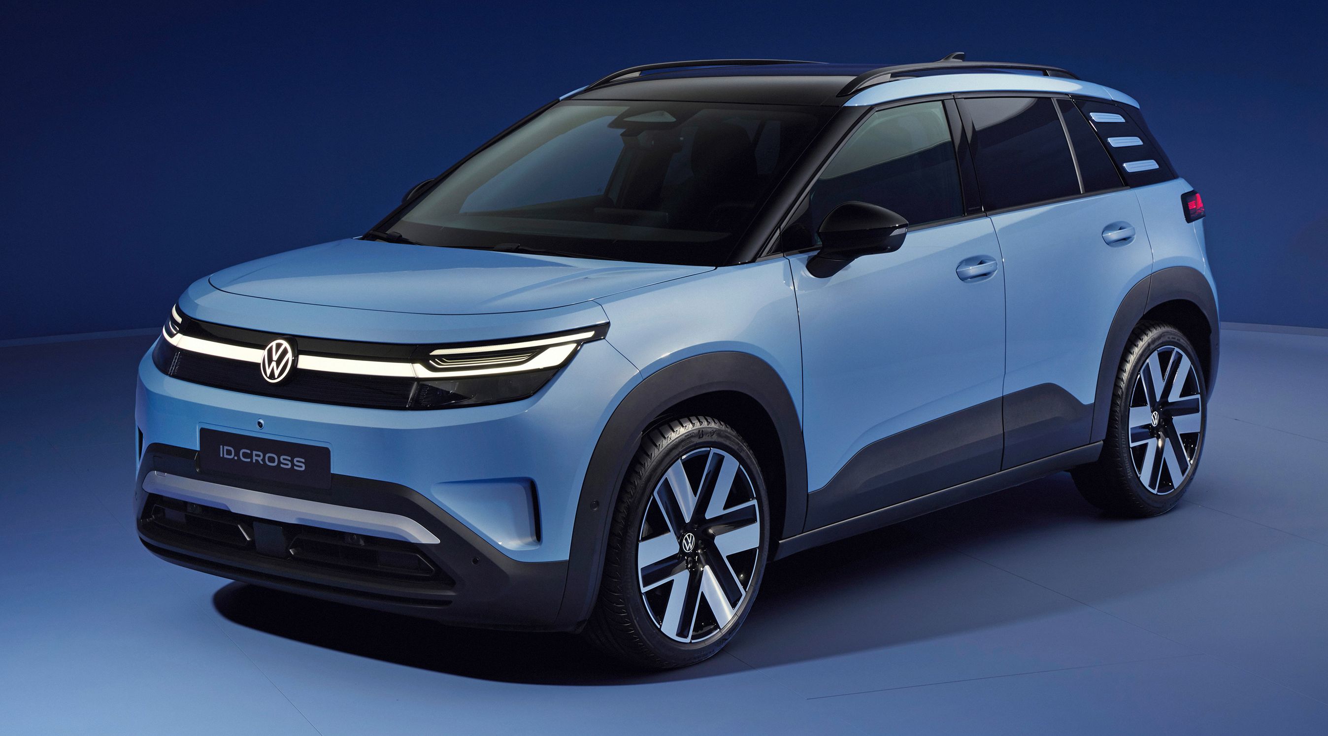 Lyseblå VW ID. Cross skråt forfra i studie.