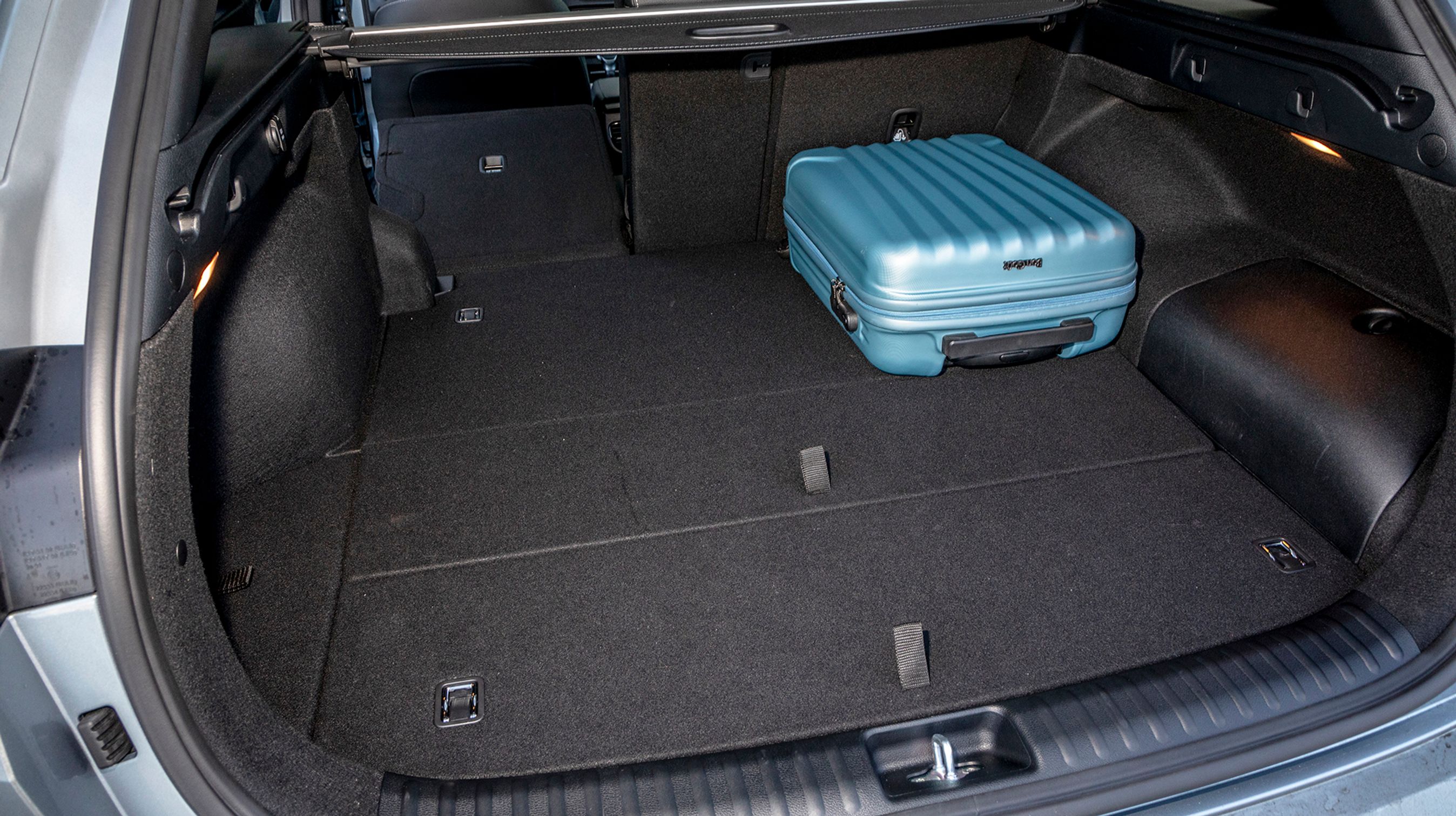 Bagagerummet rummer 437 liter. Under gulvet er der et rum til kabler og lignende.