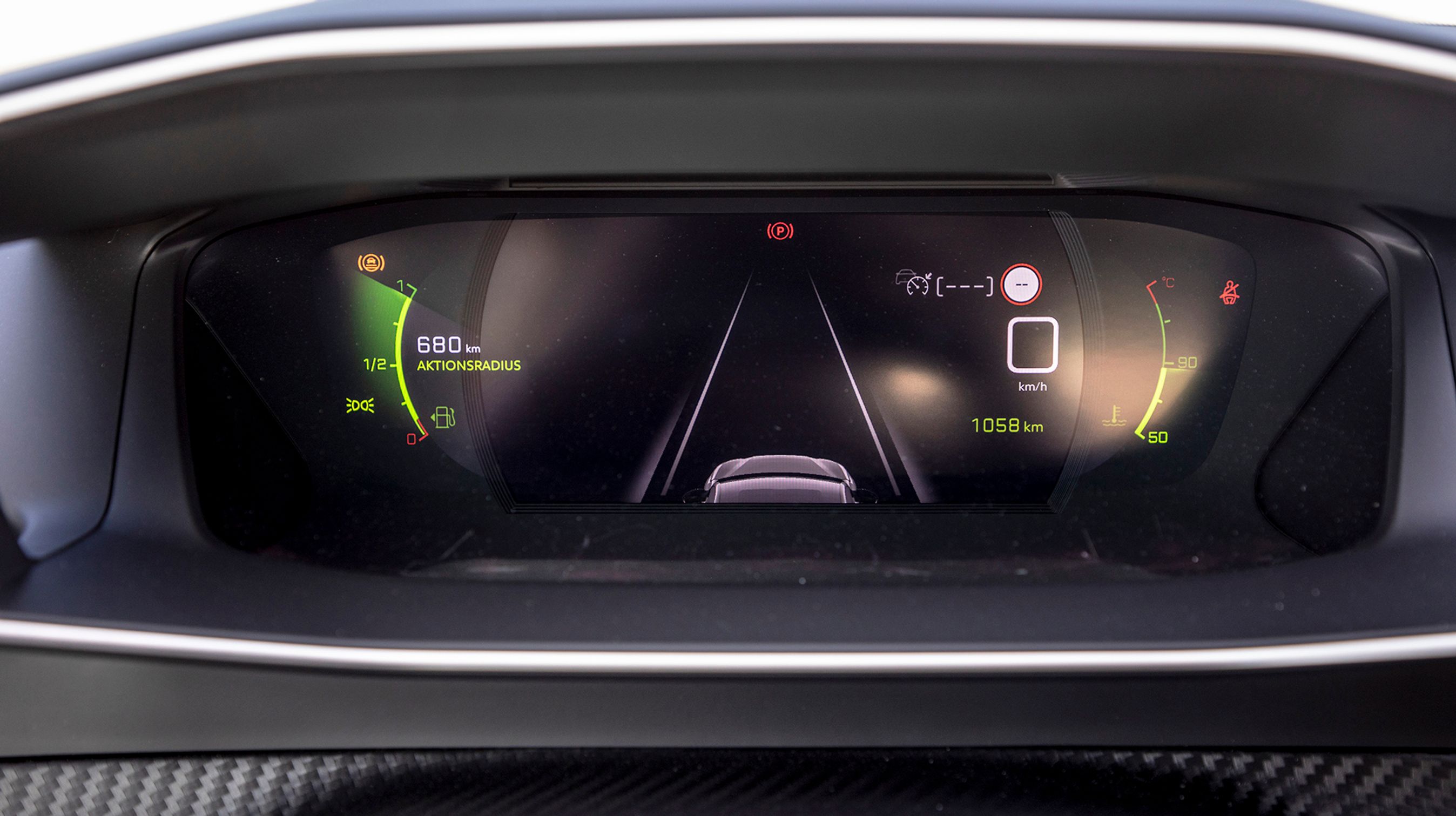 Instrumenthuset er helt digitalt, og i topudgaverne har de en særlig 3D-funktion, så hastighedstallet ’svæver’ foran de øvrige oplysninger. Det er dog ikke til at se på et foto.