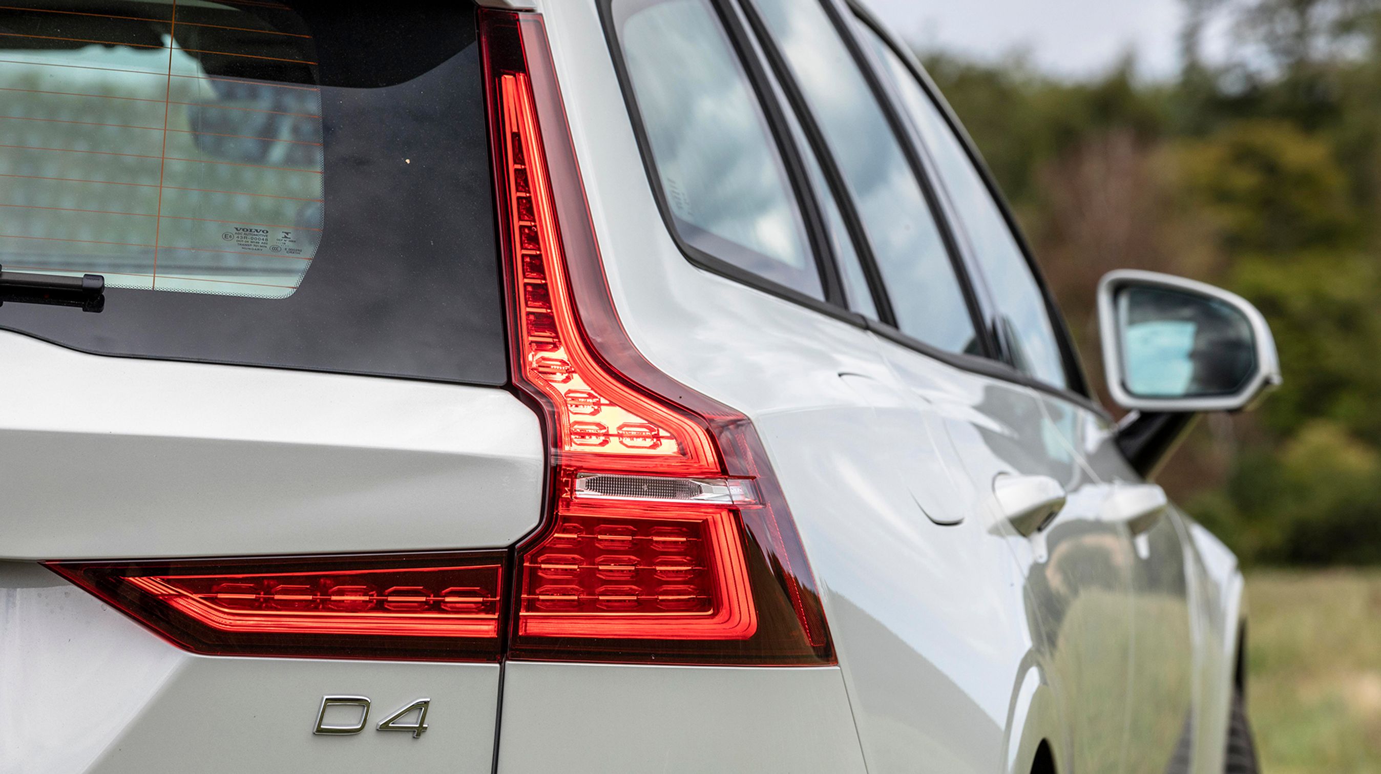 De efterhånden klassiske LED-baglygter gør det let at kende en Volvo bagfra.