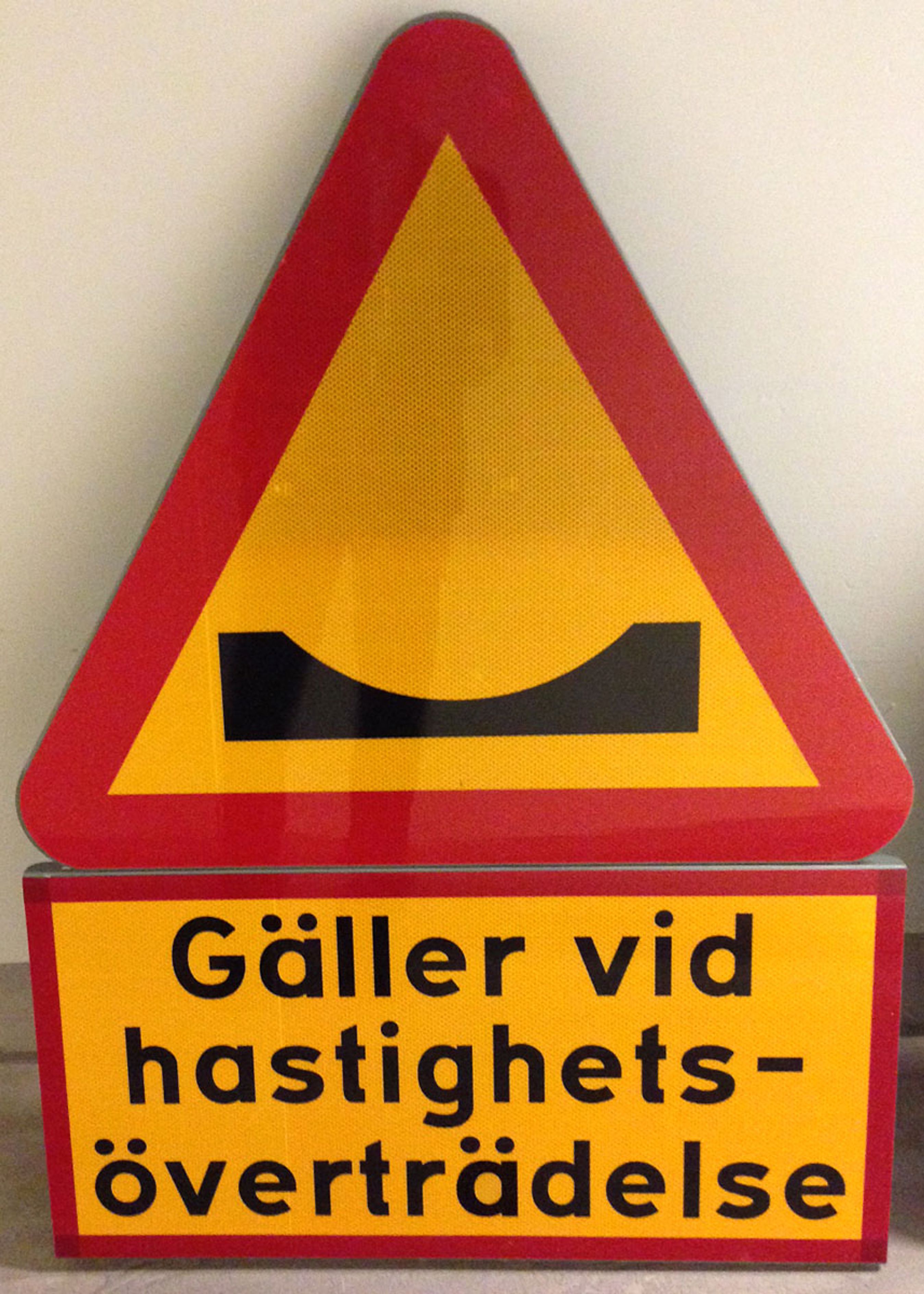 Denne nyskablese i skilteskoven advarer om de dynamiske fartbump.