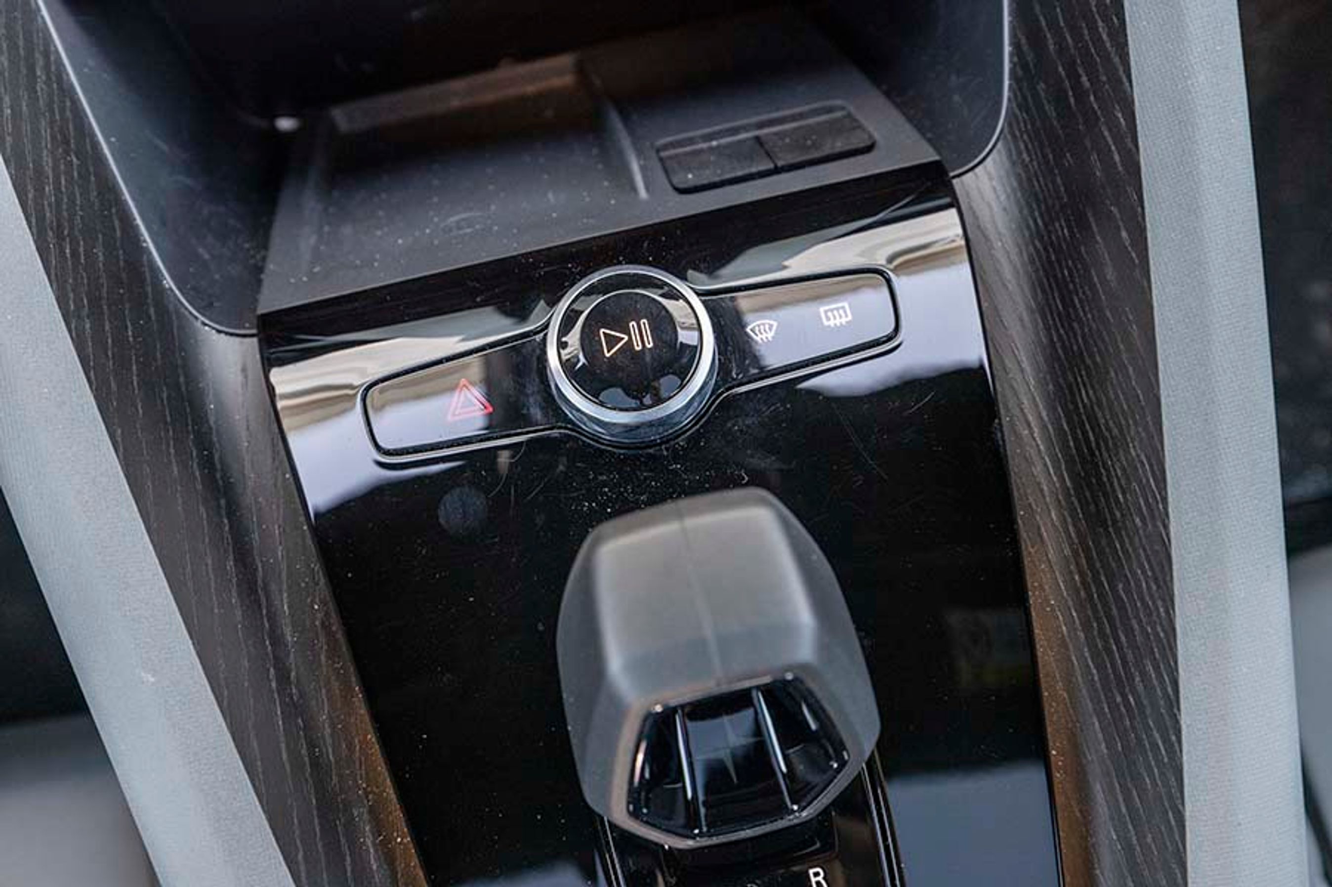 Endnu en lille Volvo-detalje finder du foran gearvælgeren. Den store volumenknap er nem at betjene under kørslen, og har du brug for ro i kabinen, trykker du bare knappen ned for at stoppe musikken, podcasten eller radioen.