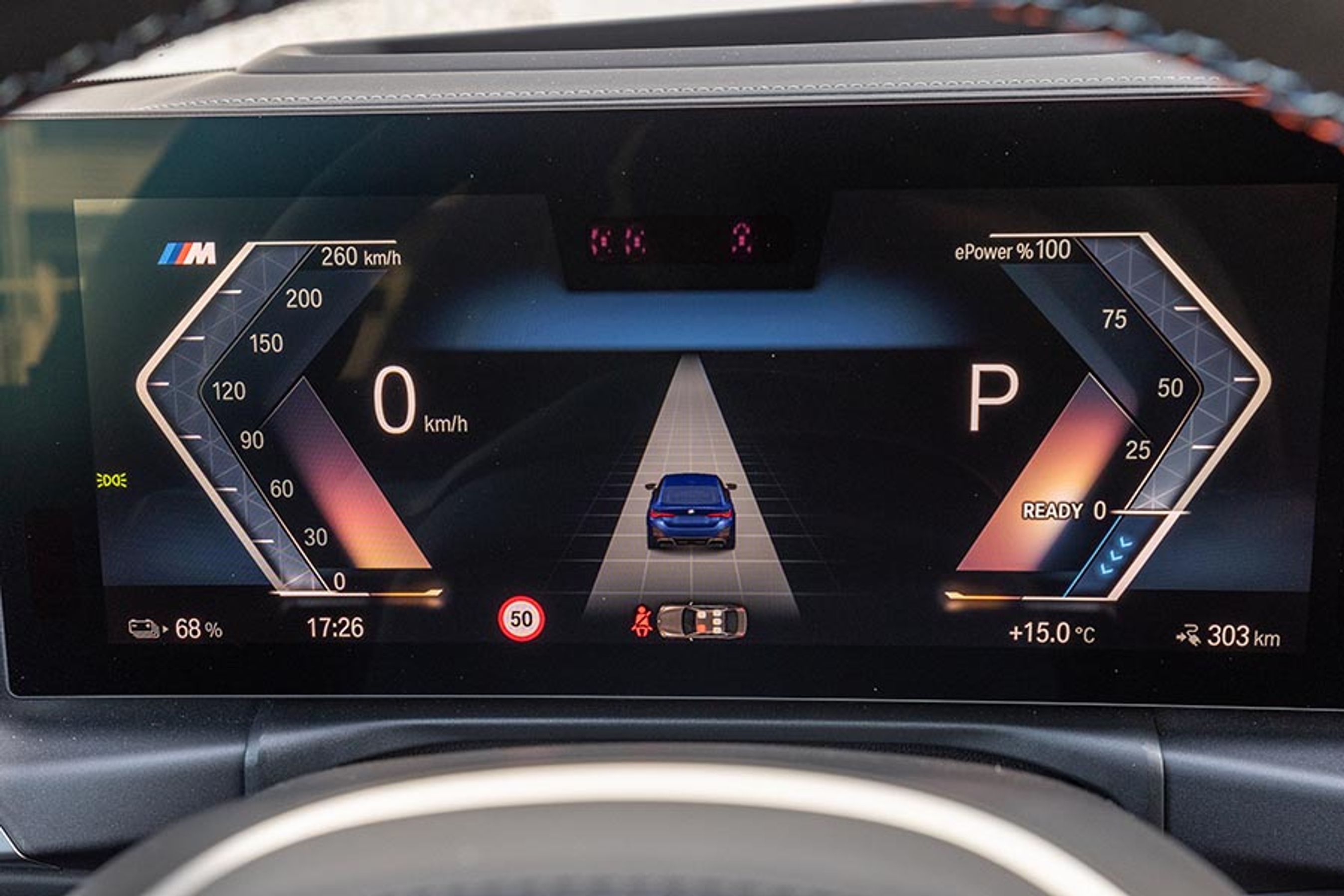 Digitale instrumenter er ved at blive standarden i industrien, og her følger BMW trop med et nyt design til deres elbiler. Der er flere forskellige visninger og muligheder for at tilpasse indhold til dine ønsker.