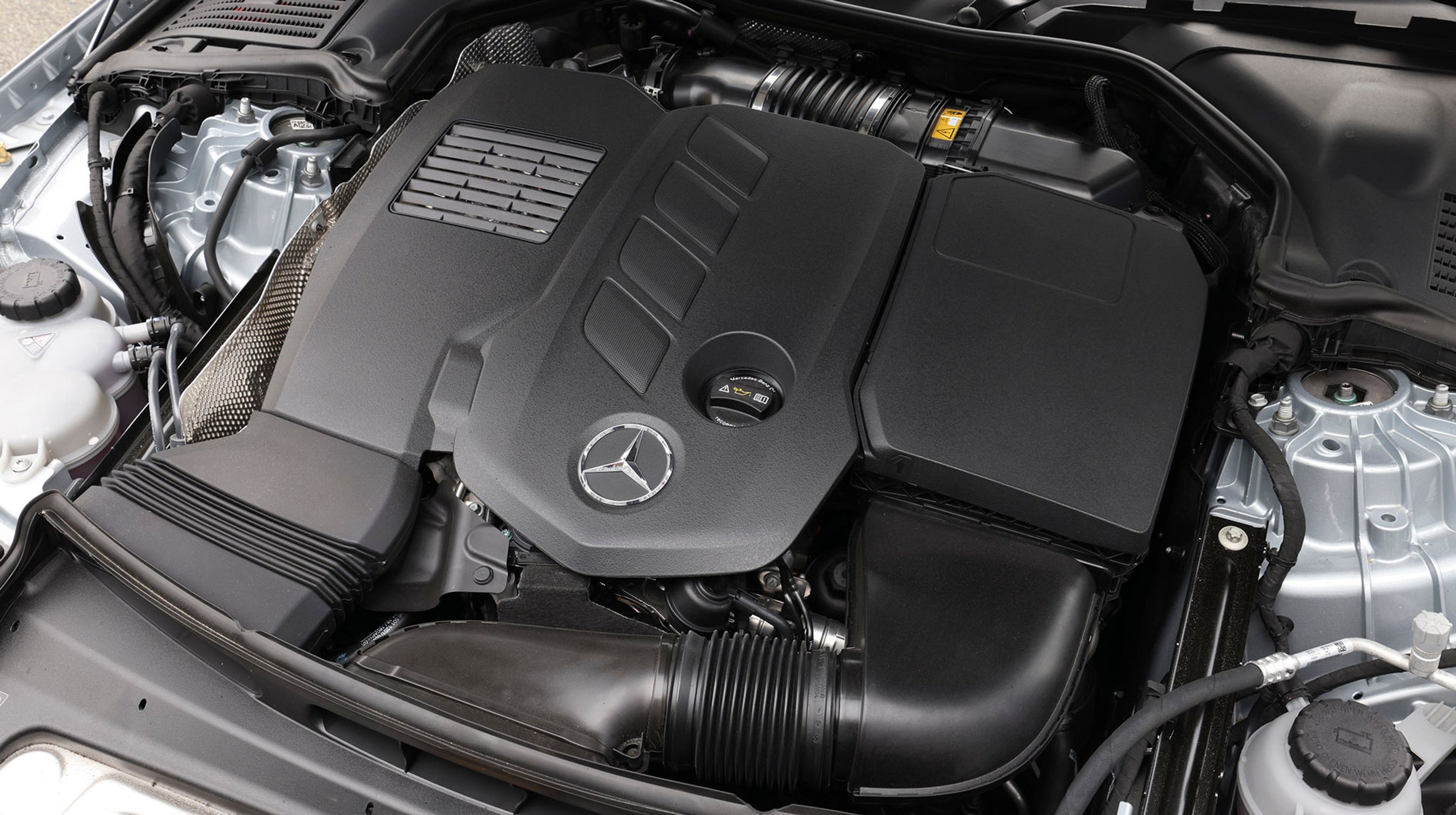 Alle motorer er nu firecylindrede, og alle er forsynet med 48-volts mildhybrid-system med integreret starter og generator. Motoren ligger på langs fortil og trækker på baghjulene.