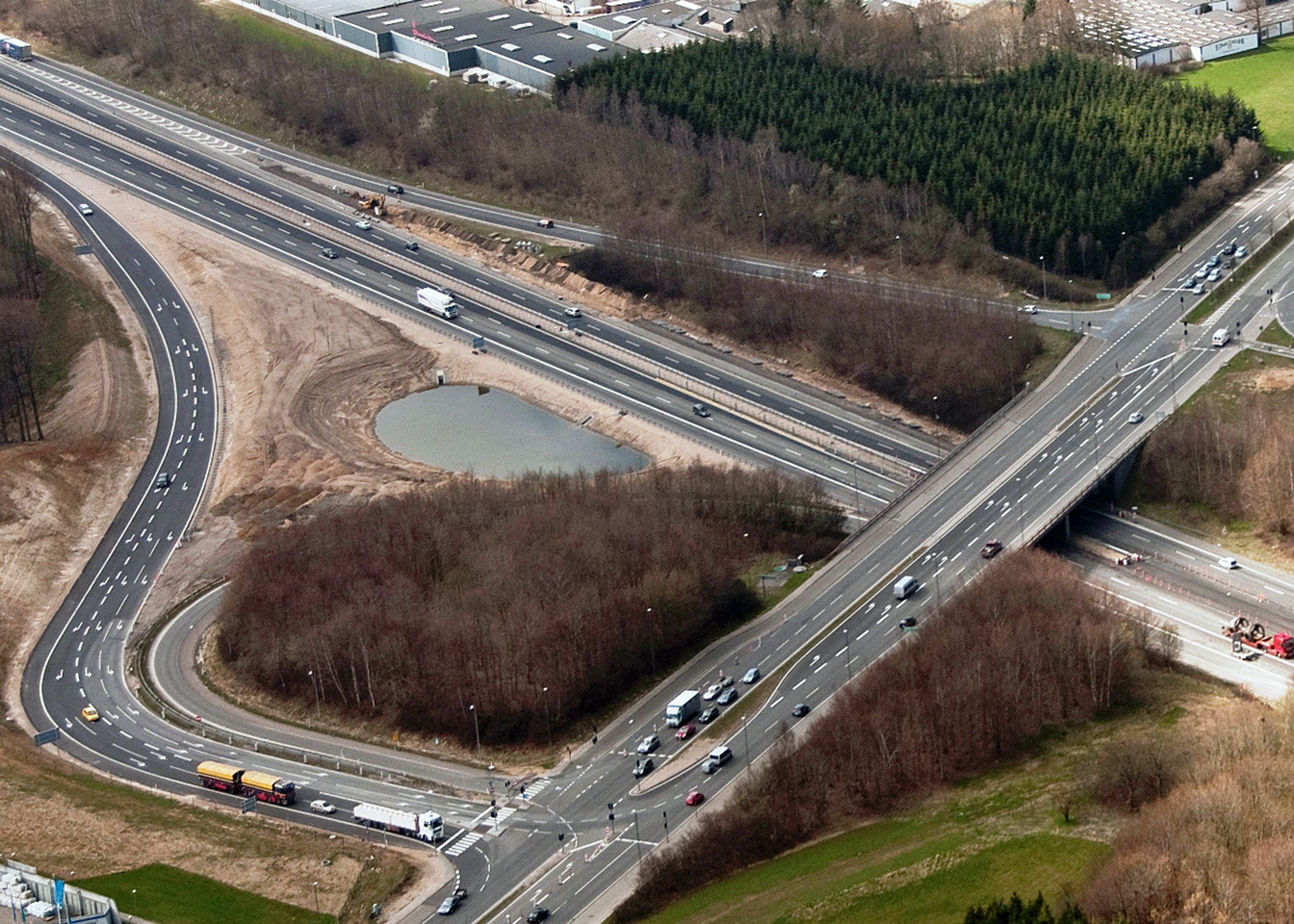 Der er snart seks spor mellem frakørslerne nord og syd for Vejle Fjord. Frakørslen her, 60 Vejle Nord, lukkes for trafik to nætter: 6.-7. juni og 7.-8. juni.