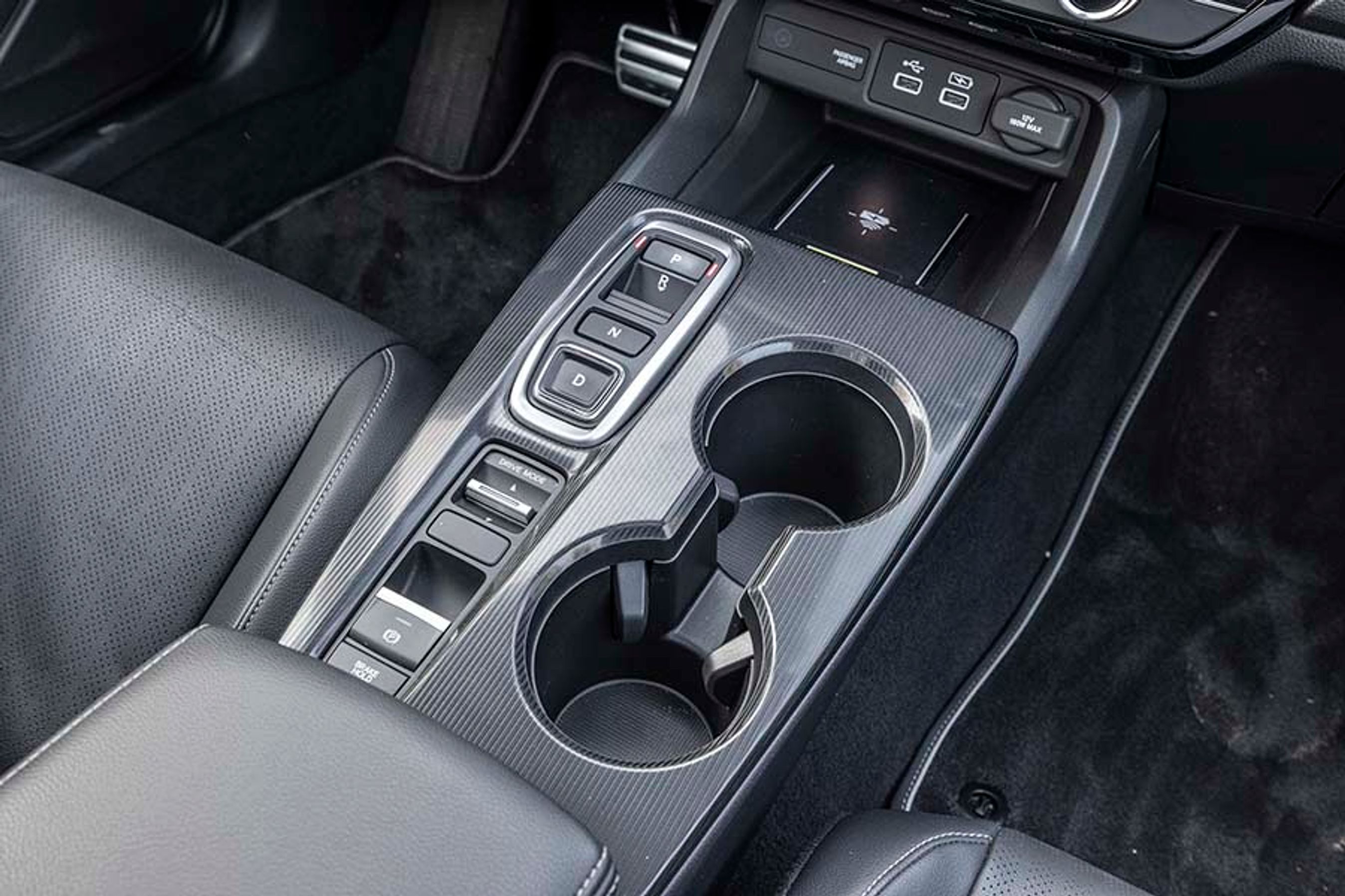 Selve gearvælgeren er udformet som trykknapper mellem forsæderne. De føles hurtigt ret intuitive at bruge, og sparer plads, så der er blevet plads til to store kopholdere.