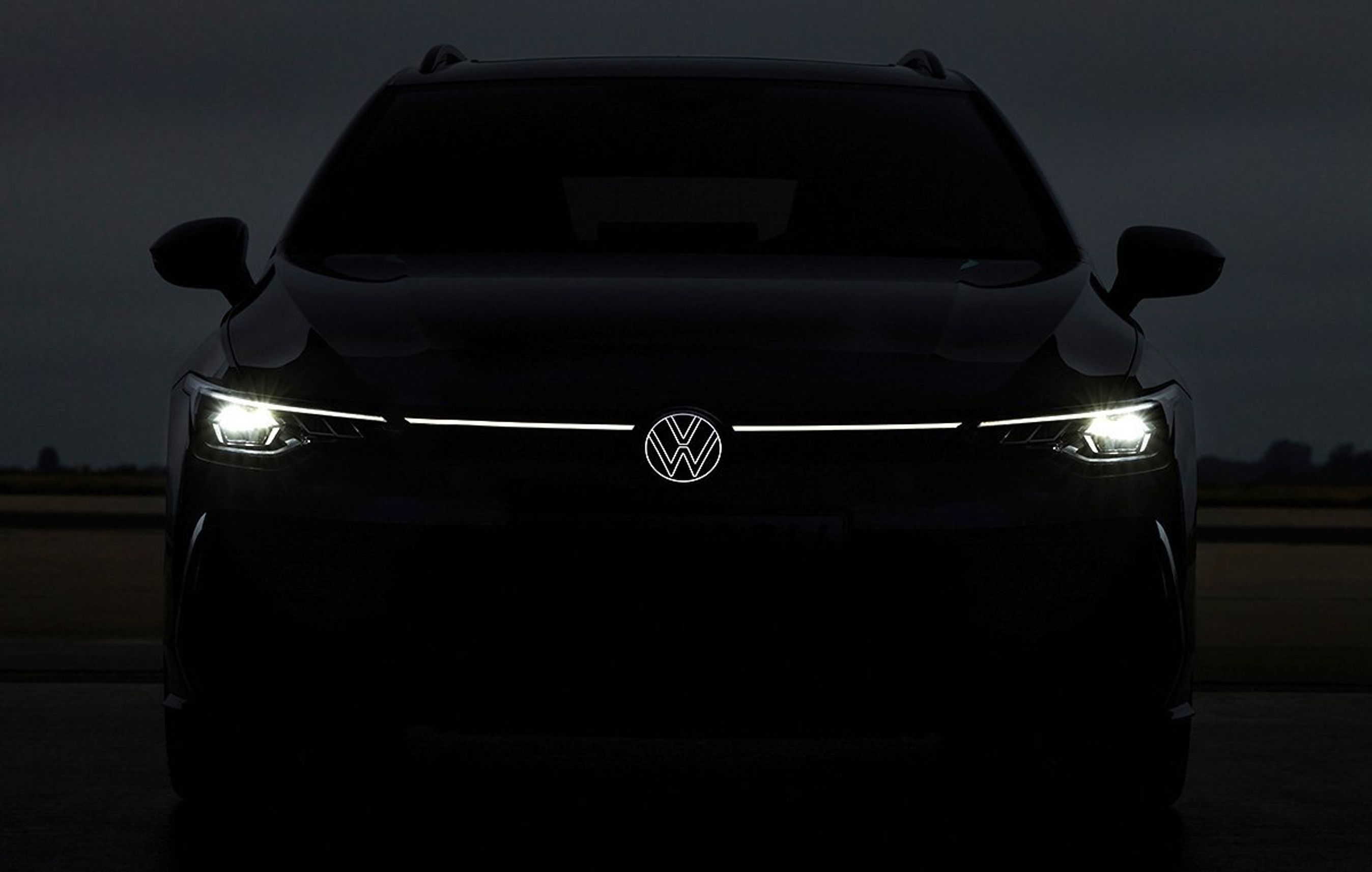 Fronten af VW Golf i mørke.