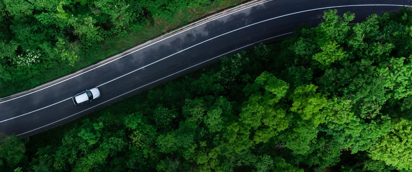 Bil på landevej set fra oven