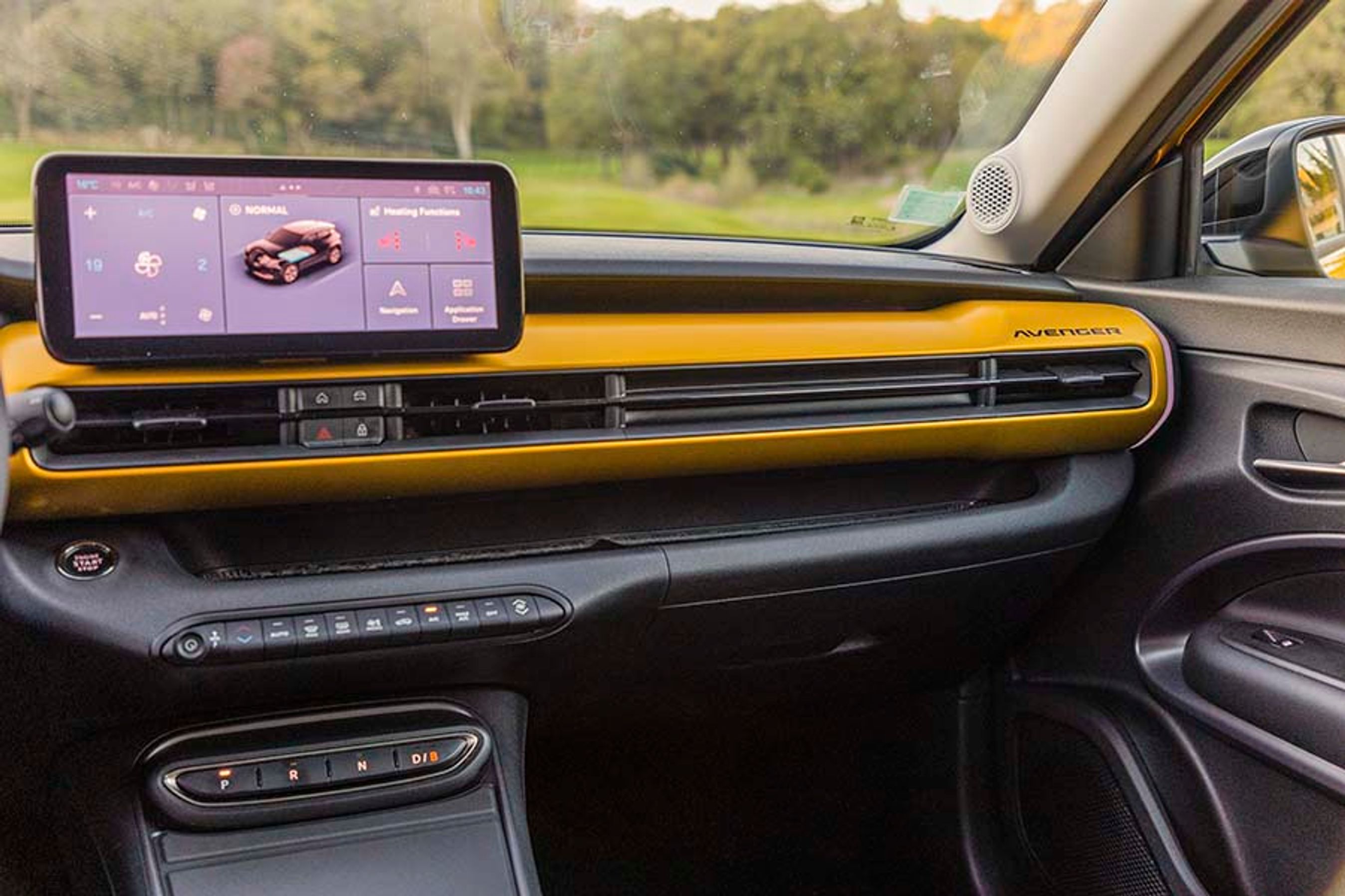 Man kan bestille bilen med dette gule instrumentbord med flot integrerede friskluftdyser, men bilen kan også leveres med mørkt instrumentbord.