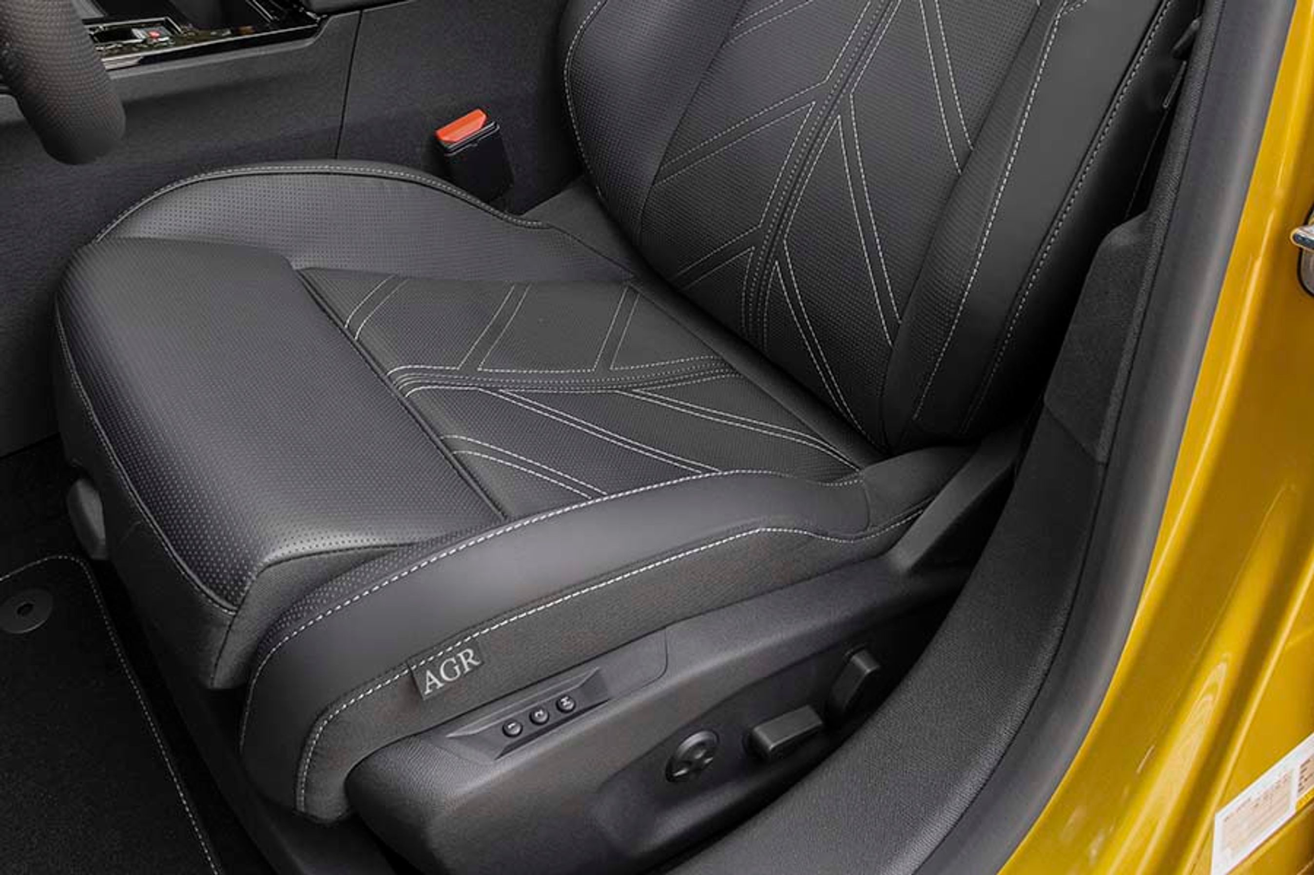 Alle udgaver af Opel Astra har i Danmark AGR-sæder, der er konstrueret med henblik på en sund ryg. Her er det dog en af de bedre udstyrede stole md eljustering og indbygget massage.