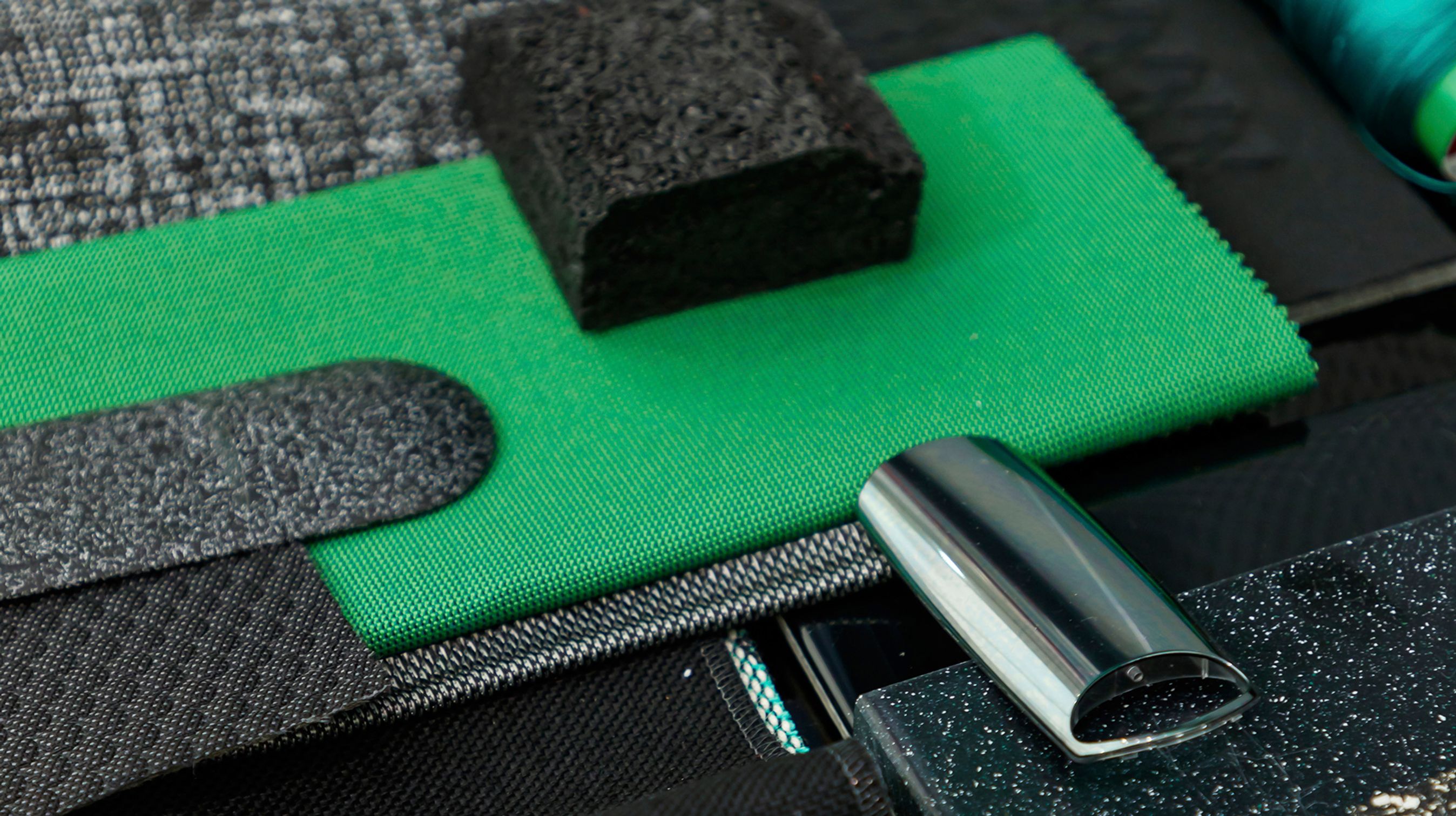 Grøn ser ud til at blive årets helt store farve ifølge Nissan. Med en udvendig grønlig farve gælder det om at finde frem til de nuancer af grøn, der kan bruges indvendigt i bilen. Jo lysere des mere sportslig bliver bilens fremtoning, og jo mørkere, des mere eksklusiv.