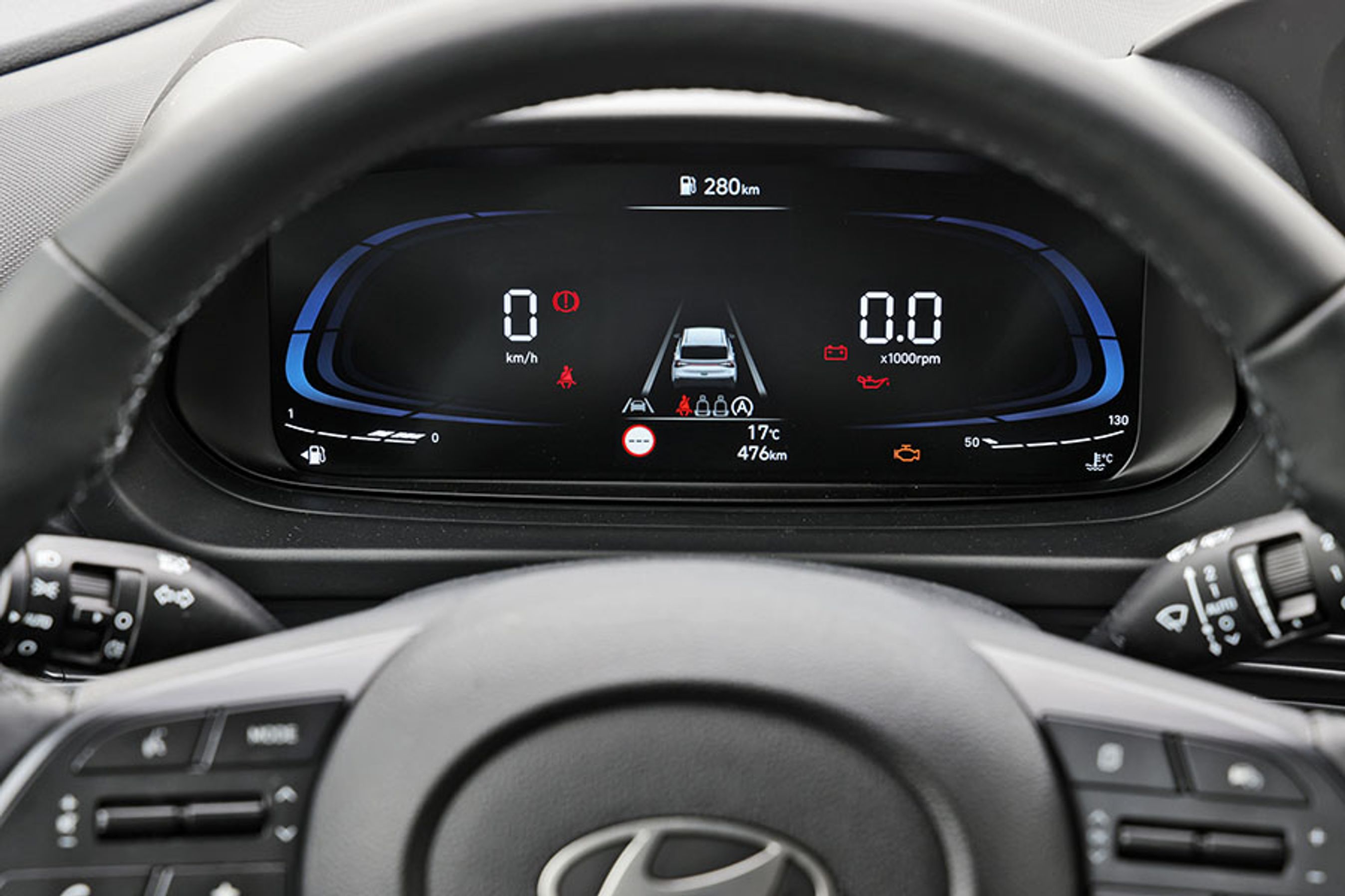 Det store digitale instrumenthus giver en fin visning af hastigheden, men en mindre nødvendig omdrejningstæller vises desværre med lige så store cifre. Skiltelæsningen er ikke særlig god.