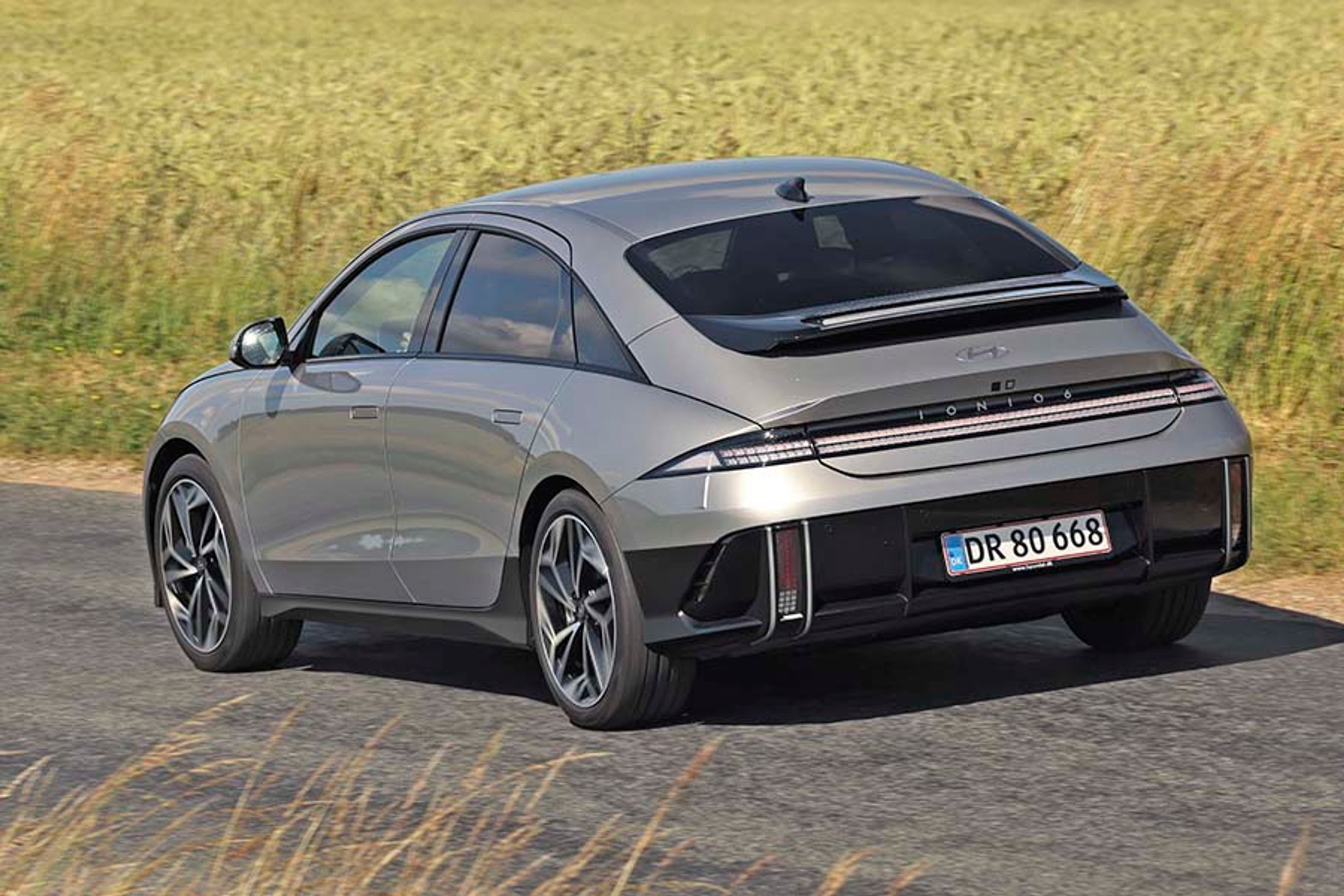 Hyundai Ioniq 6 set bagfra, mens den kører på en landevej
