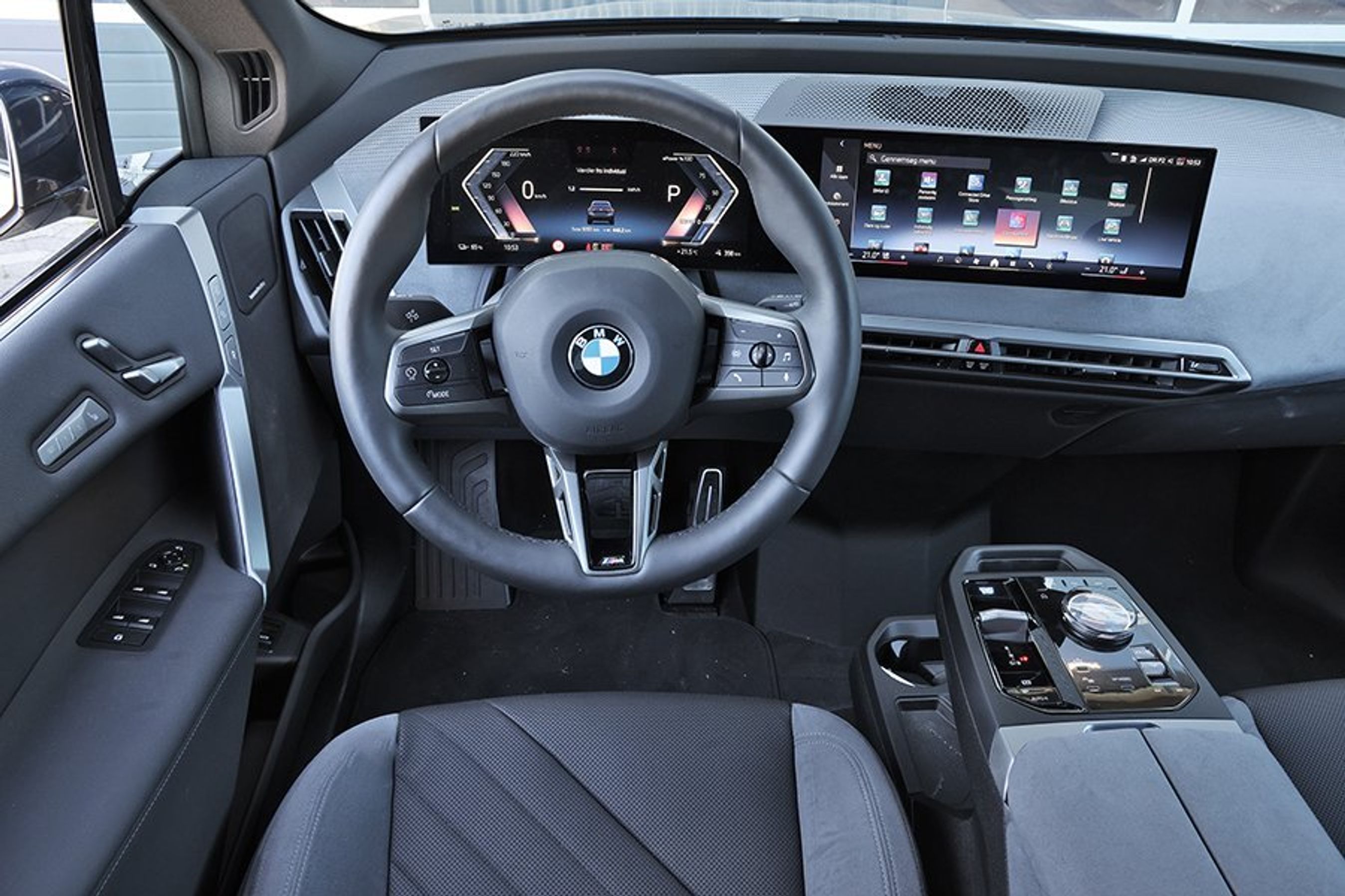 Førerpladsen i en BMW iX