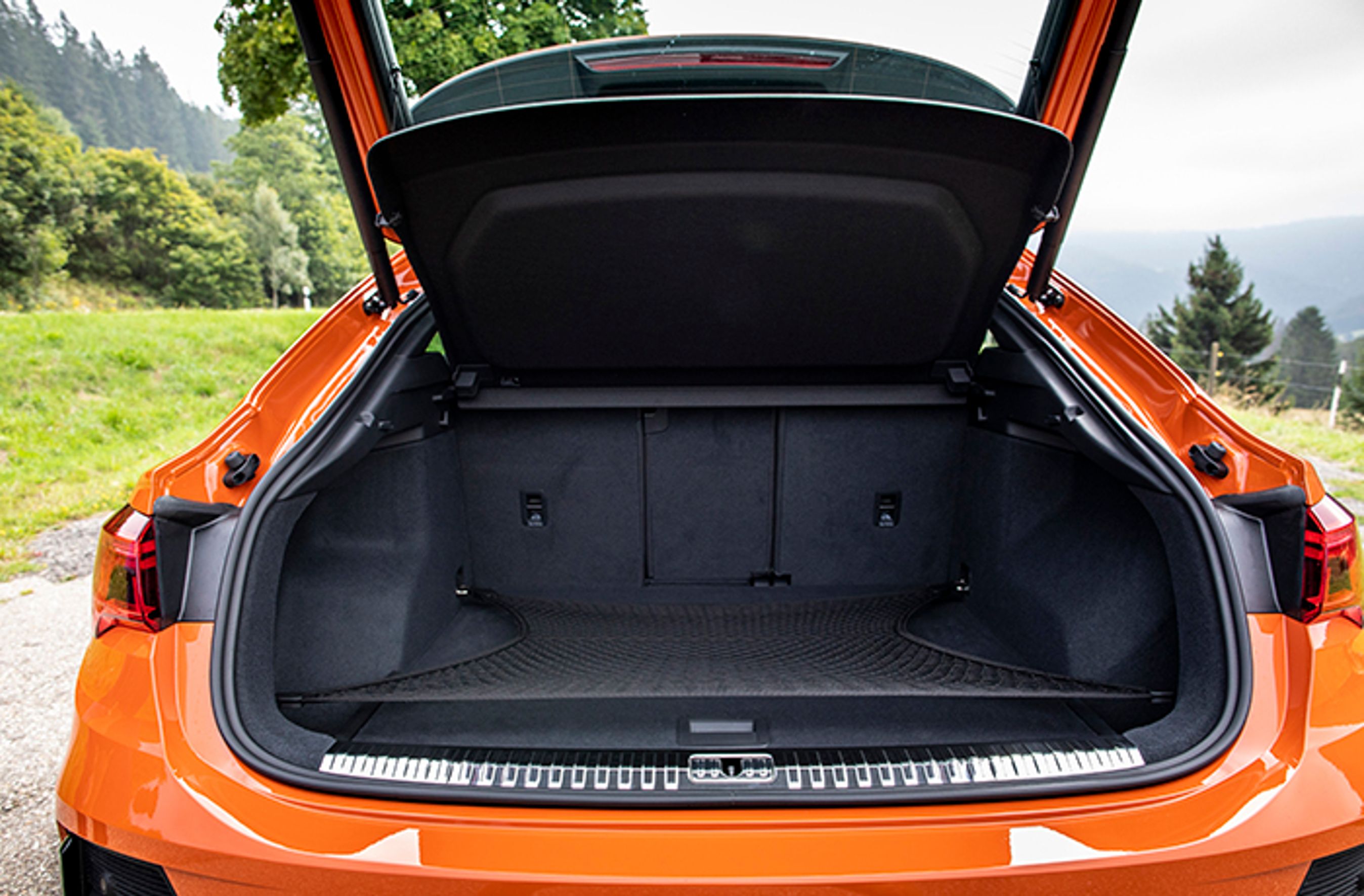 Selvom bagenden er lavere, er bagagerummet under hattehylden lige så stort som i den almindelige Q3-model. Det vil sige et meget regulært bagagerum på 530 liter. 