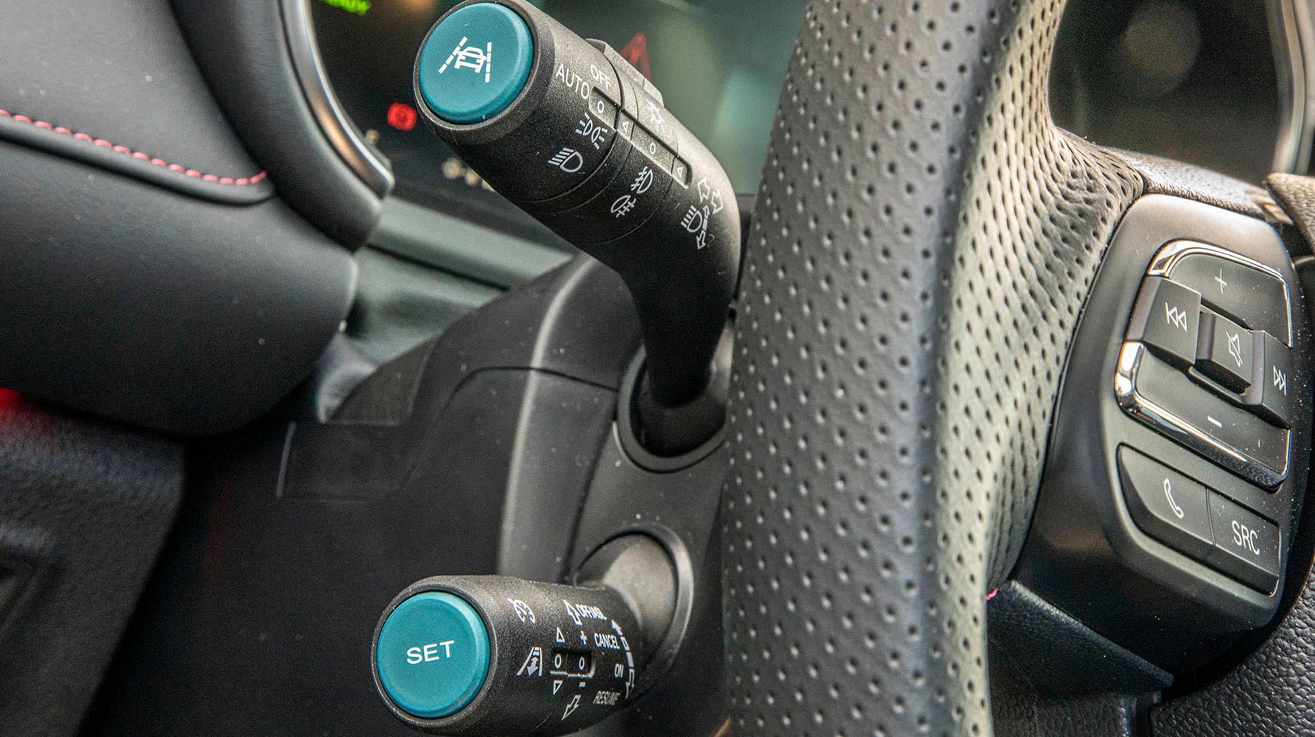 Den nederste stil styrer den adaptive fartpilot, mens man fra enden af den øverste let kan koble vognbaneassistenten til og fra. Rart, når man kører på små veje.