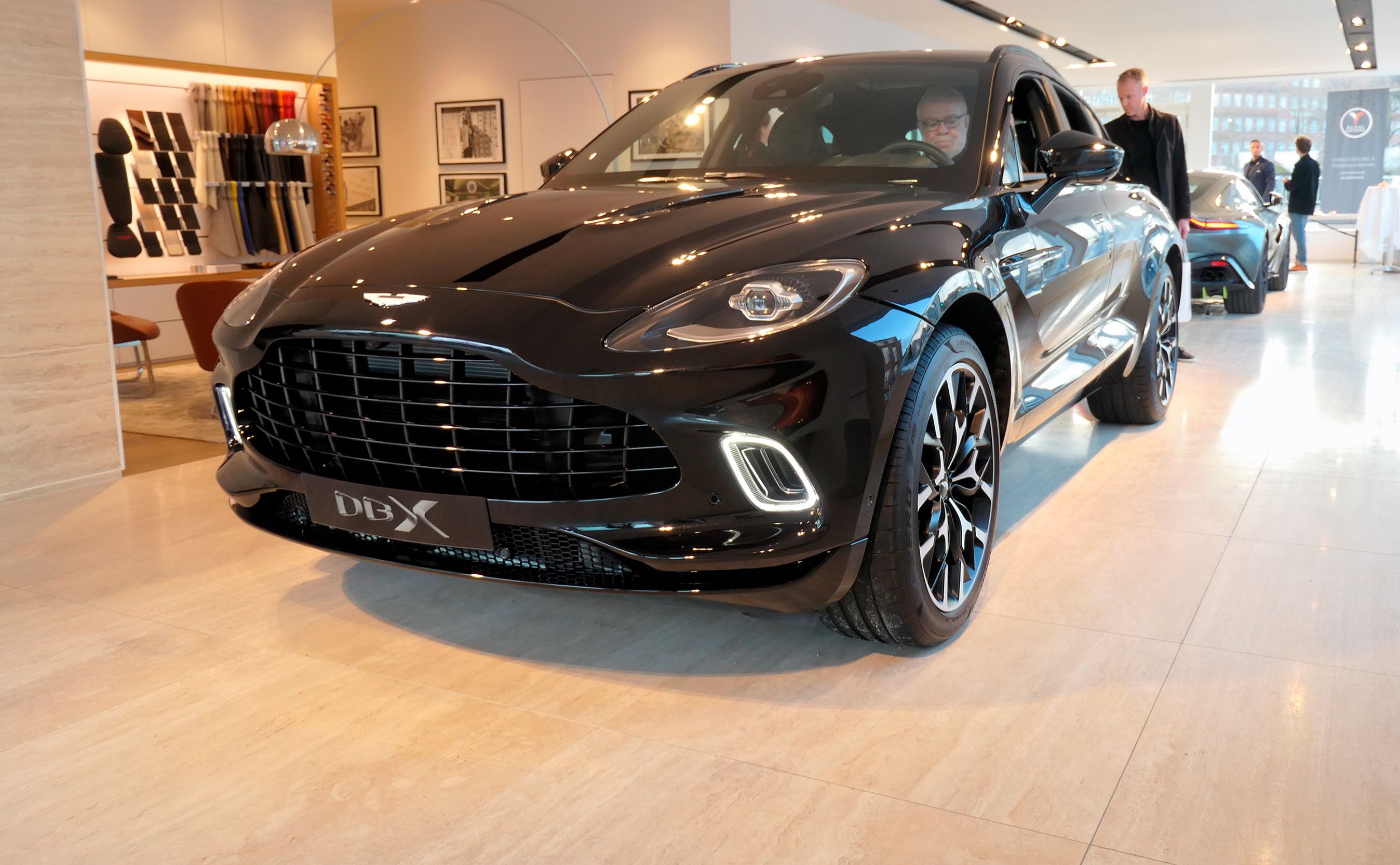 Aston Martin DBX har været på første visit i Danmark. Officiel lancering er til maj 2020.