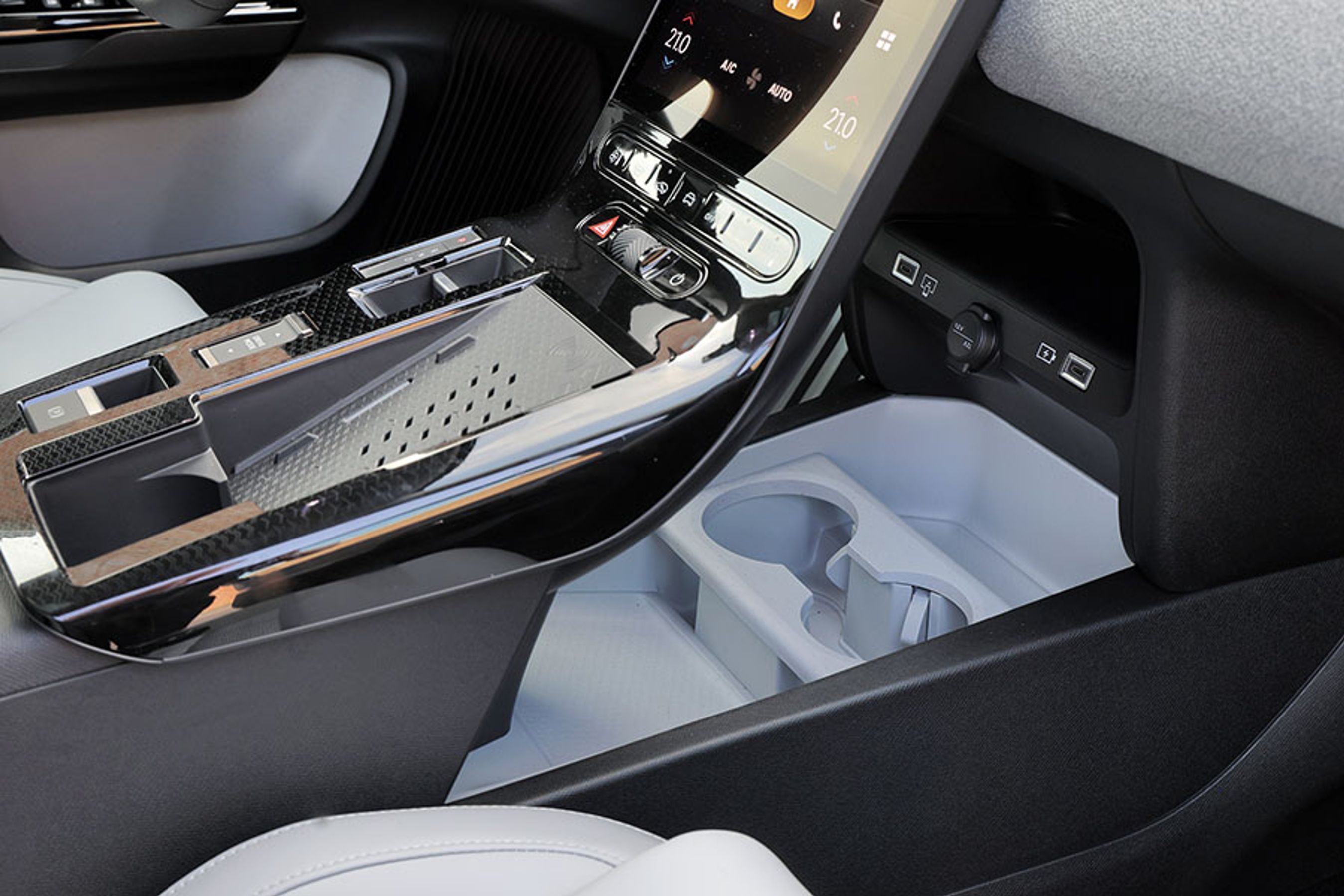 Kopholdere er en disciplin, som Citroën tidligere har været dårlige til i eksempelvis C4 Picasso. Det sker igen med ë-C5 Aircross, hvor selve kopholderne nu er placeret nede under den store skærm. Især for føreren, der skal forbi speederfoden med varm kaffe, giver det ikke mening.