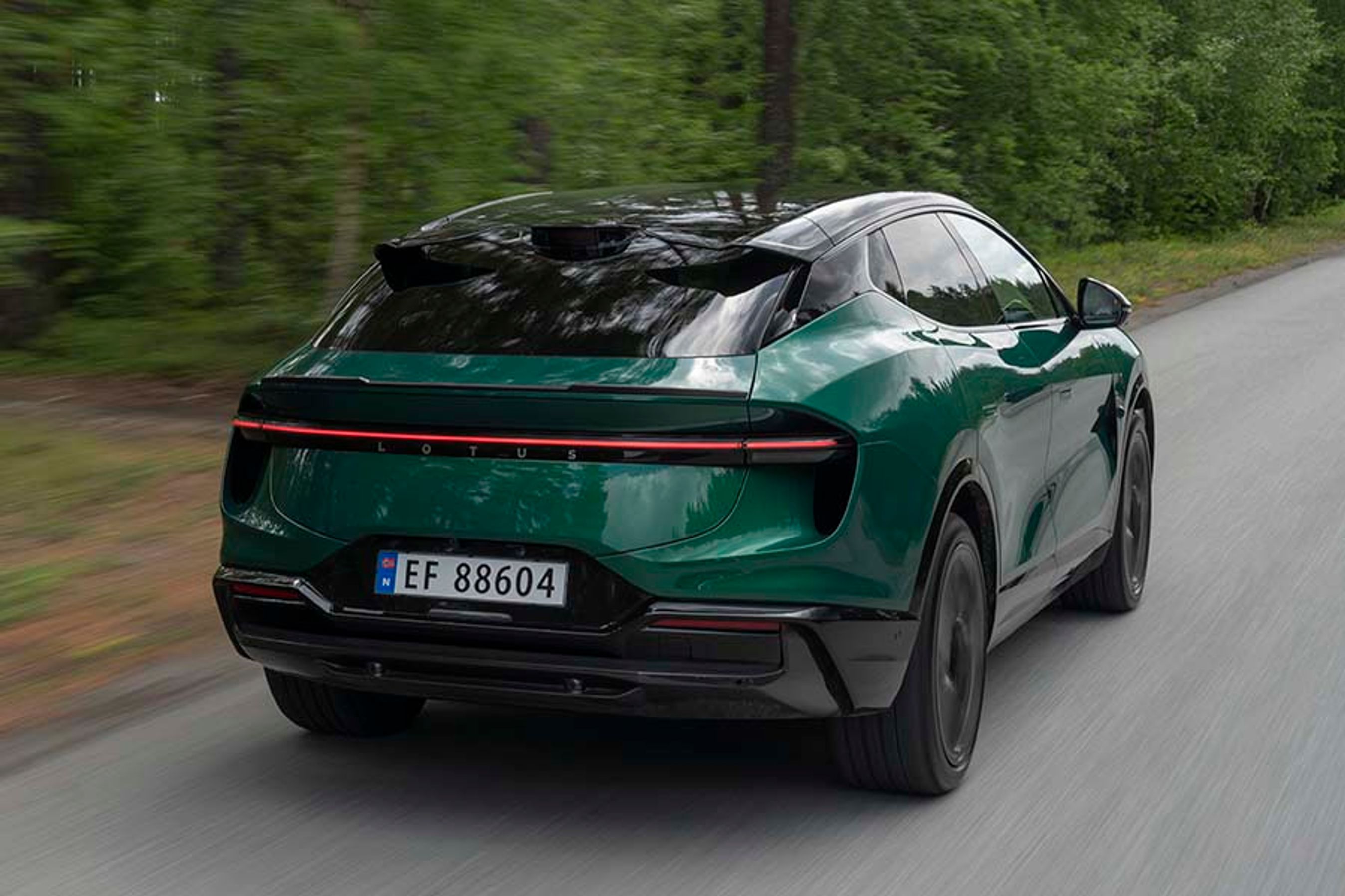 Eletre er en SUV i coupéstil. Ved høje hastigheder hæves en aktiv spoiler fra bunden af bagruden.