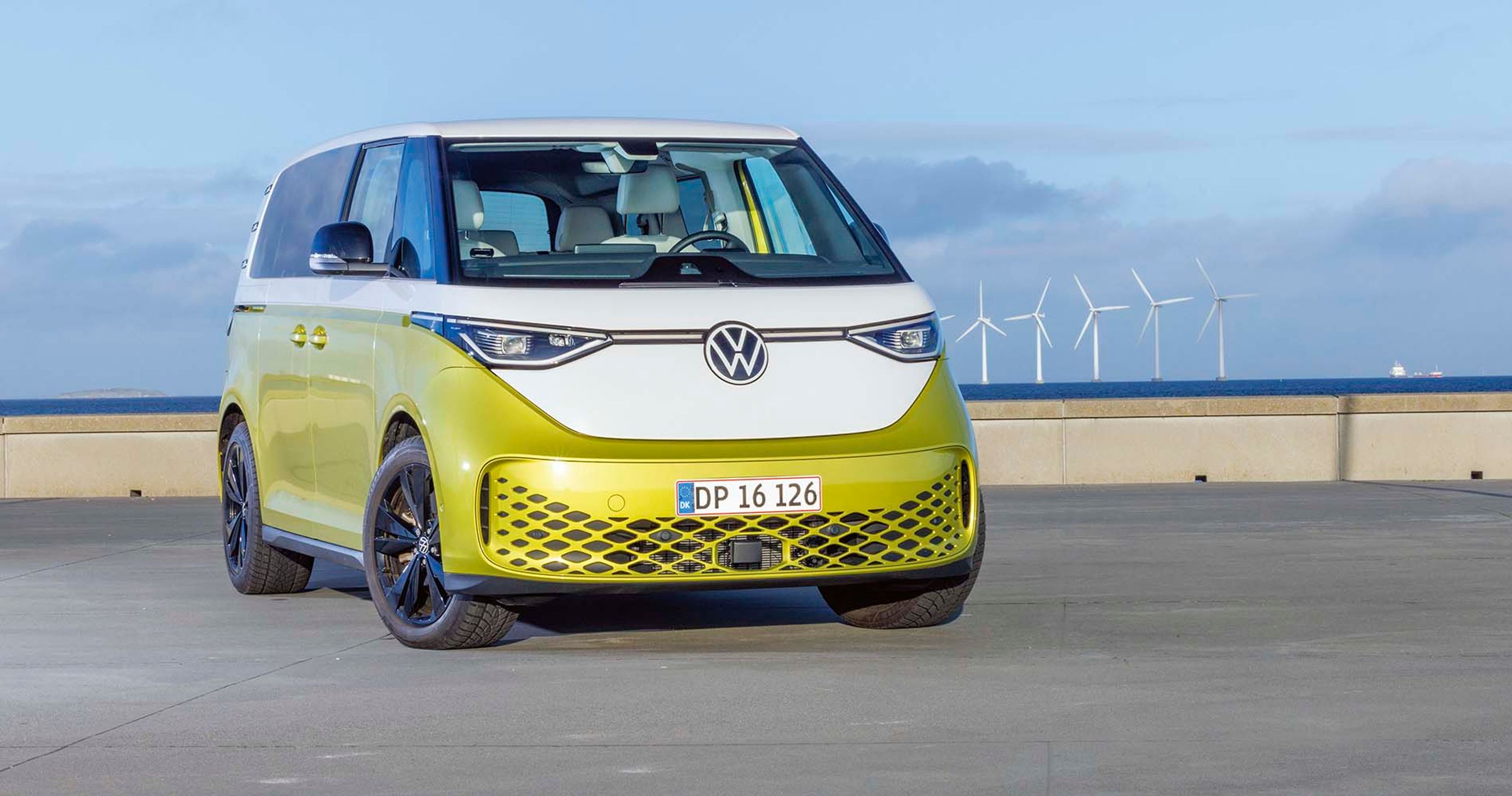 VW ID. Buzz på Amager Strandpark med vindmøller i baggrunden