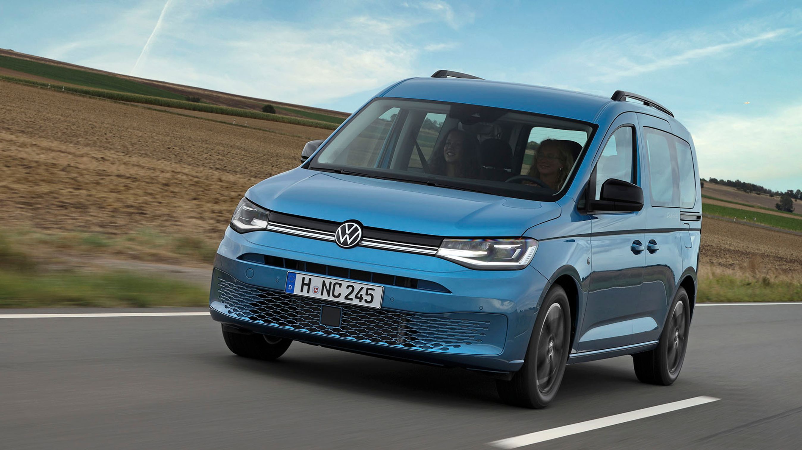 På landevejen er køreegenskaberne glimrende, og den store dieselmotor arbejder fint sammen med det syvtrins DSG-automatgear.