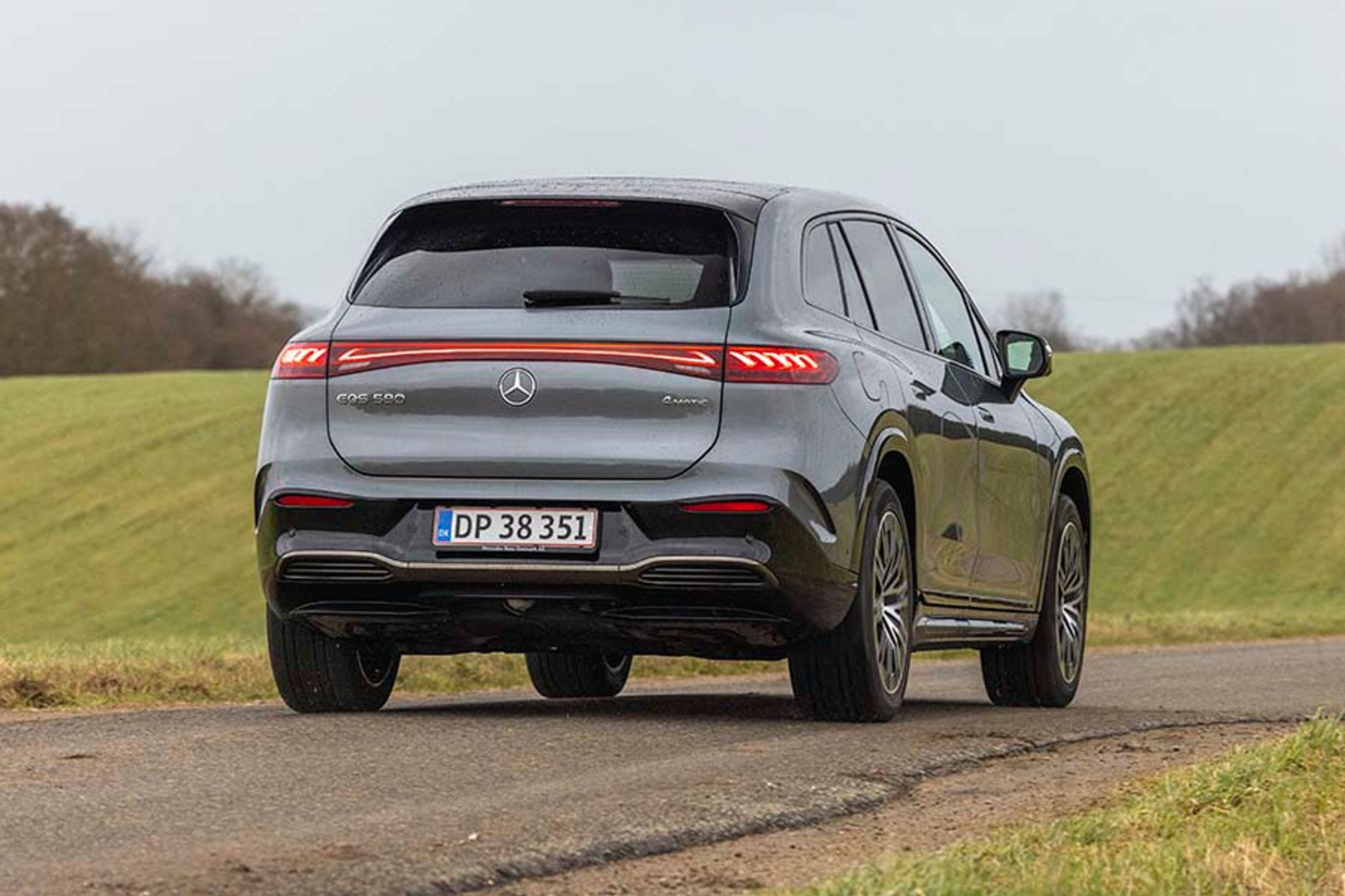 Mercedes-EQ EQS SUV set bagfra, mens den kører på en landevej