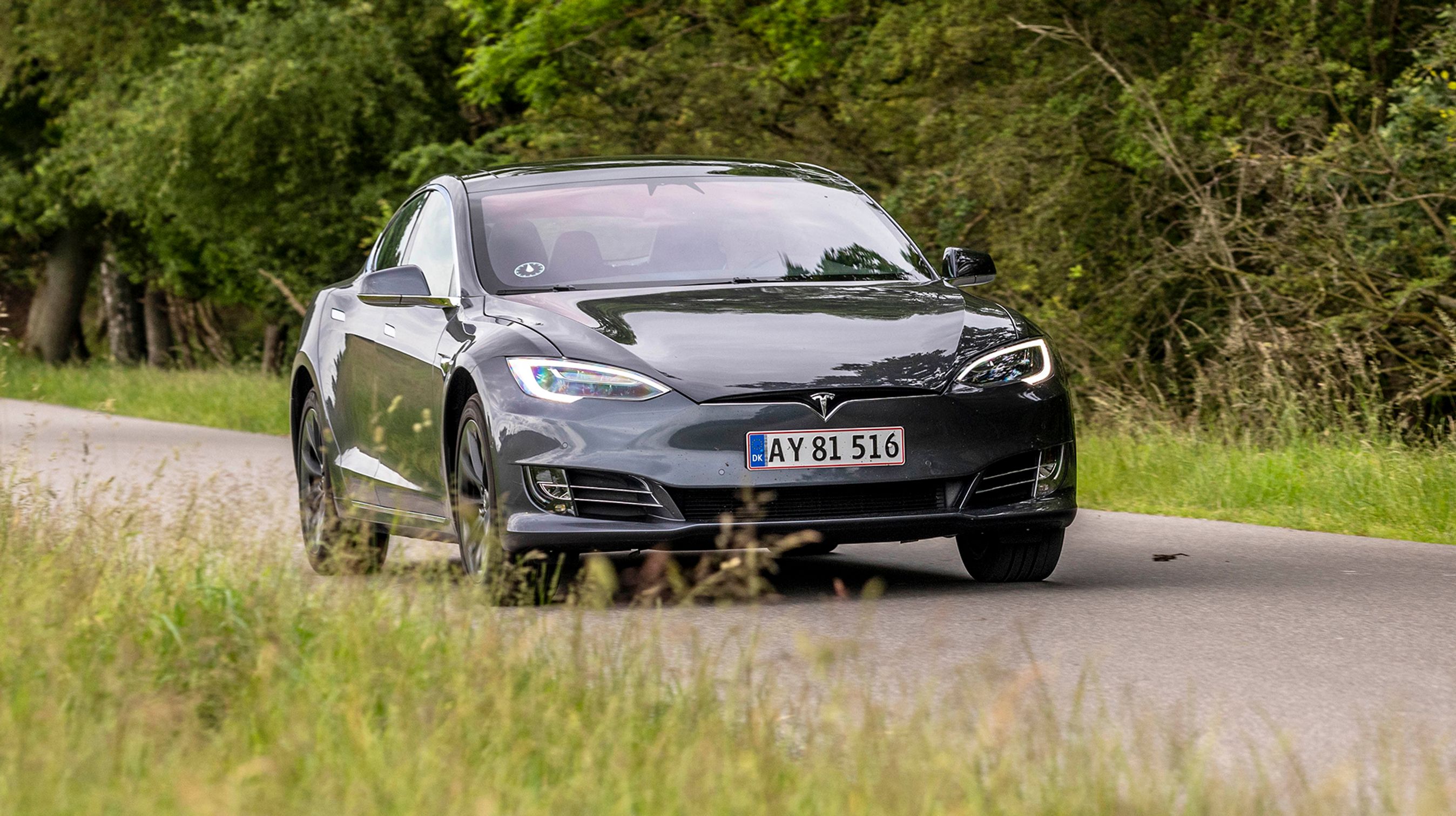 Priserne på Tesla Model S er løbende reduceret gennem den seneste tid, og nu findes bilen altid med det store 100 kW batteri og firehjulstræk.