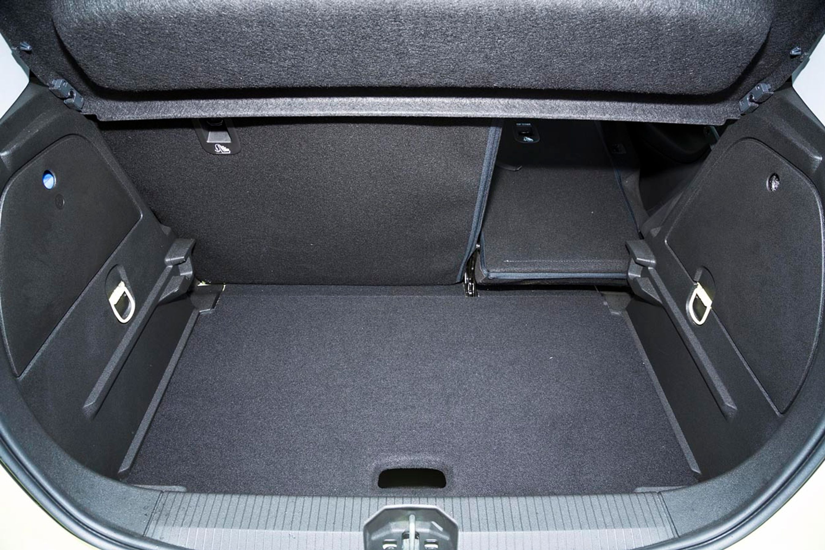 Bagagerummet er udformet med en flytbar plade, der kan opdele rummet i to afdelinger. Det rummer 285 liter i femdørsudgaven og fem liter mindre i tredørsudgaven.