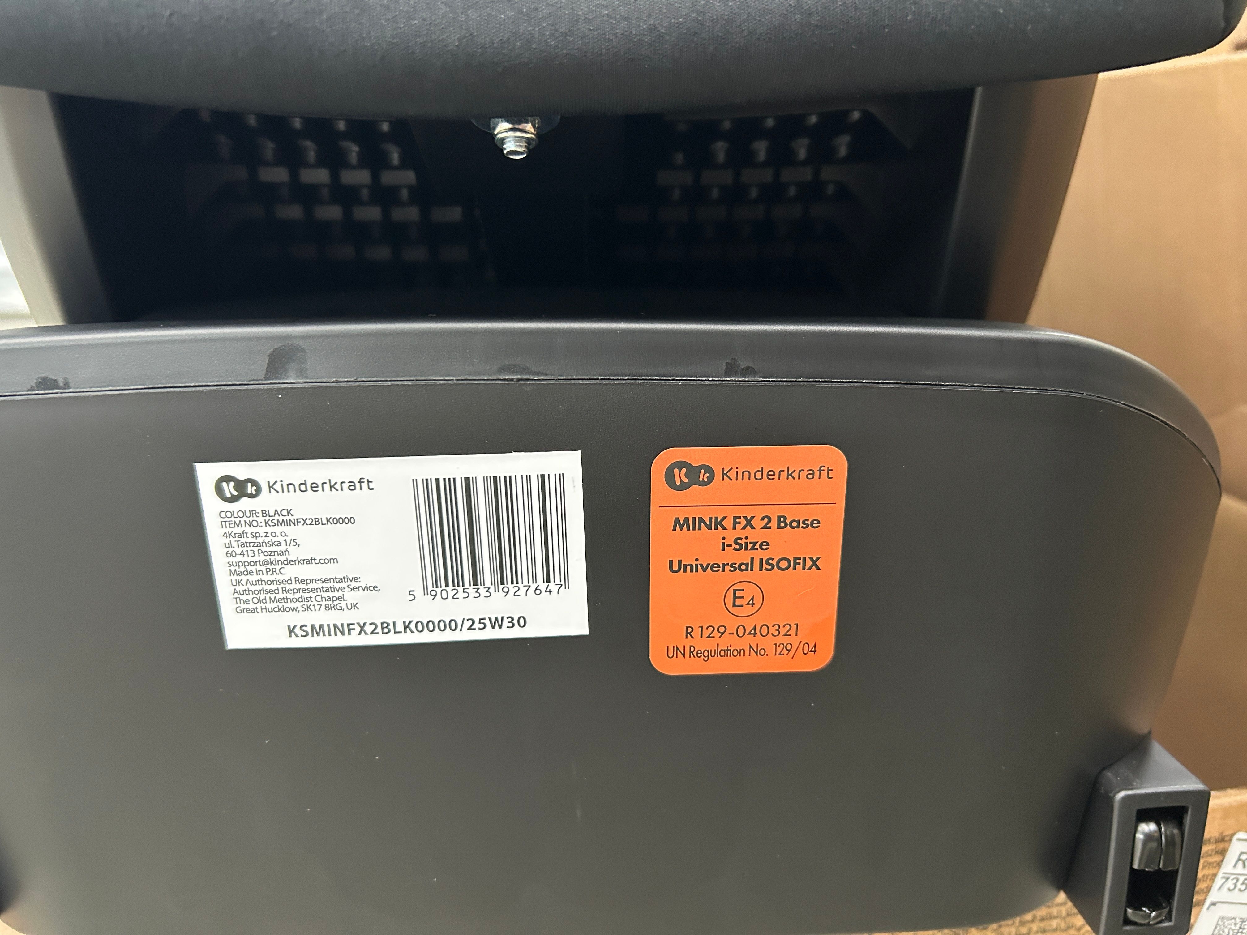 Orange typegodkendelsesmærke på autostol