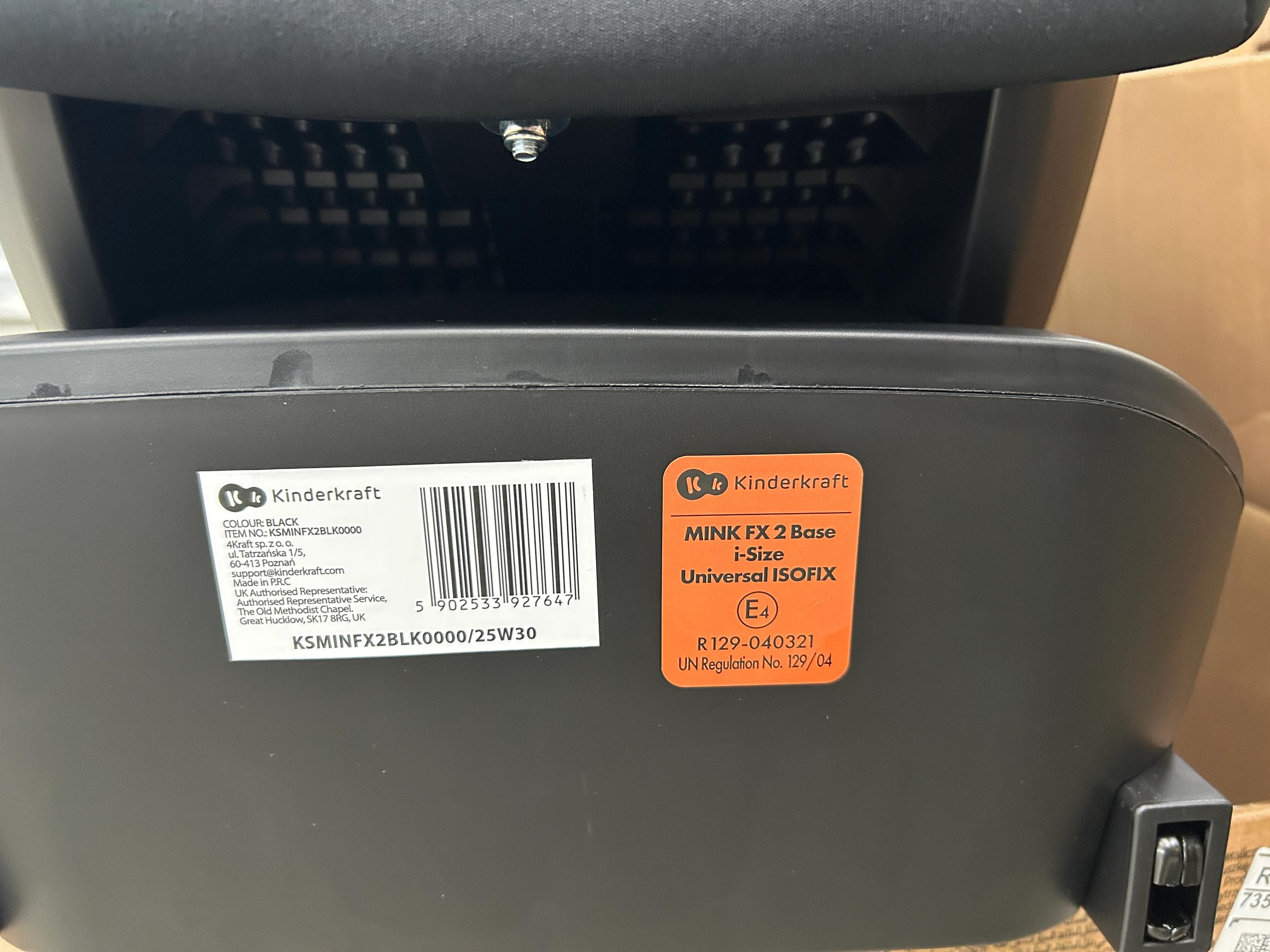 Orange typegodkendelsesmærke på autostol