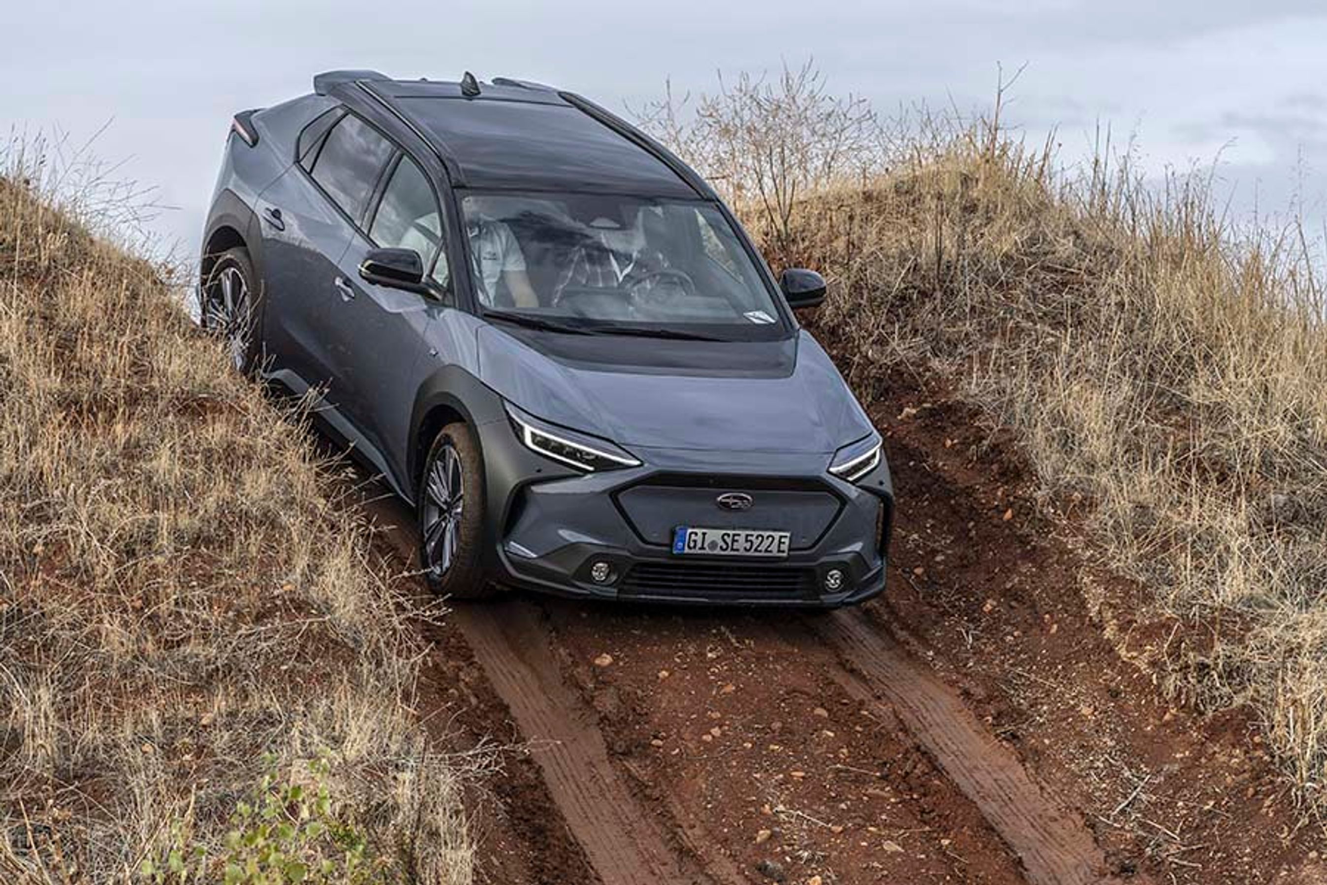 Offroad-egenskaberne er virkelig imponerende, og bilen kan både håndtere op- og nedkørsler helt automatisk, så man blot selv skal styre bilen rundt i sporet.