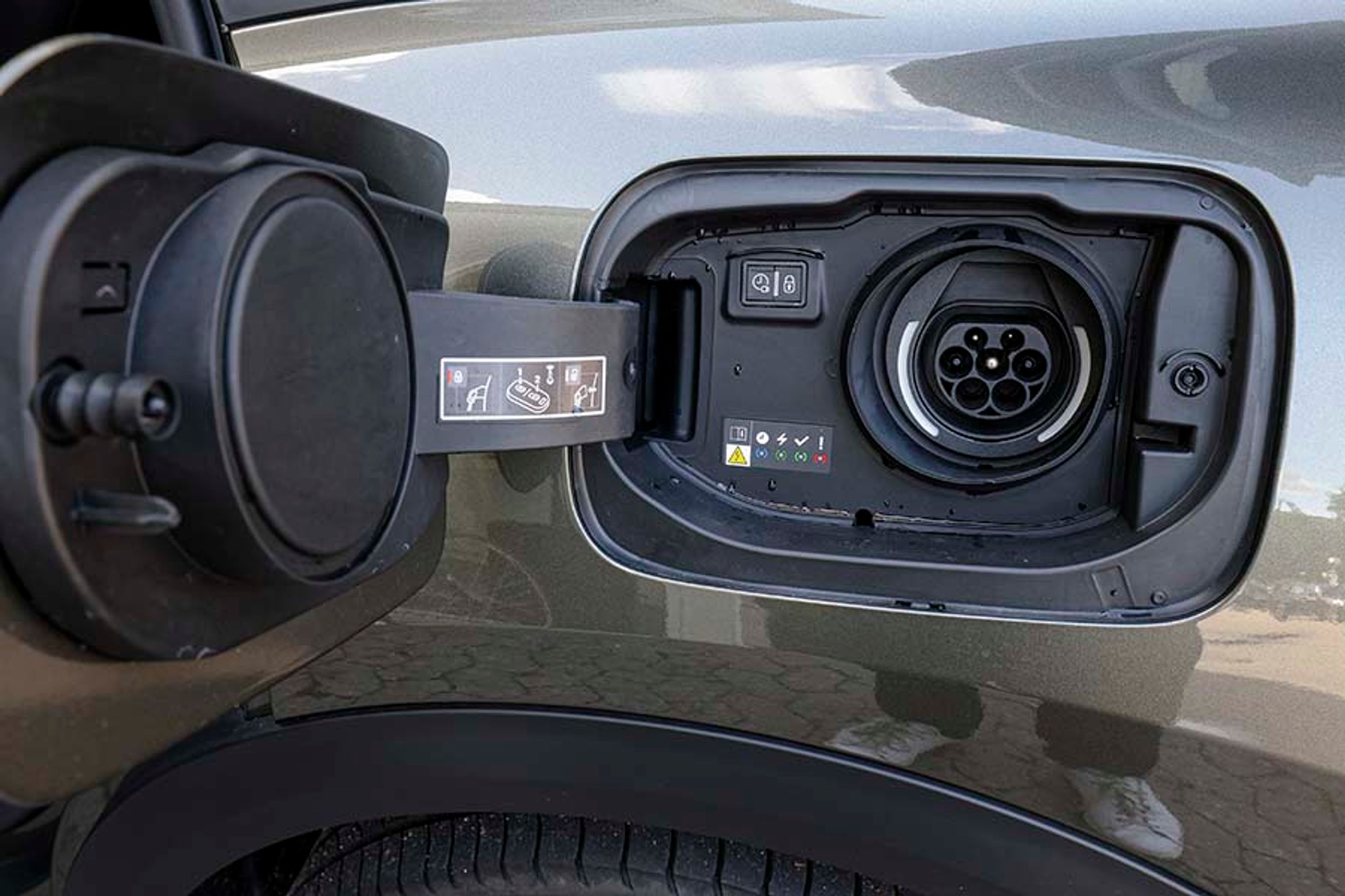 Bilen kan lades op hjemme med 3,7 kW fra en enkelt fase på ca. tre timer, men på nogle offentlige ladestandere kan C5X faktisk oplades med op til 7,4 kW, og så tager det kun den halve tid. 