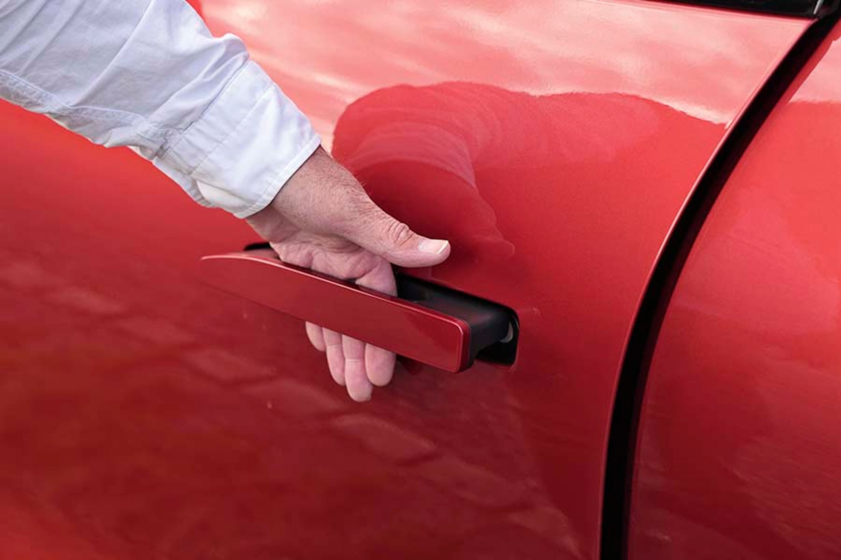 Dørhåndtagene popper ud, når man låser bilen op, og man skal blot lade sin hånd glide ned i håndtaget, så springer døren selv op. På samme måde lukker den selv helt til, blot man lukker døren let.