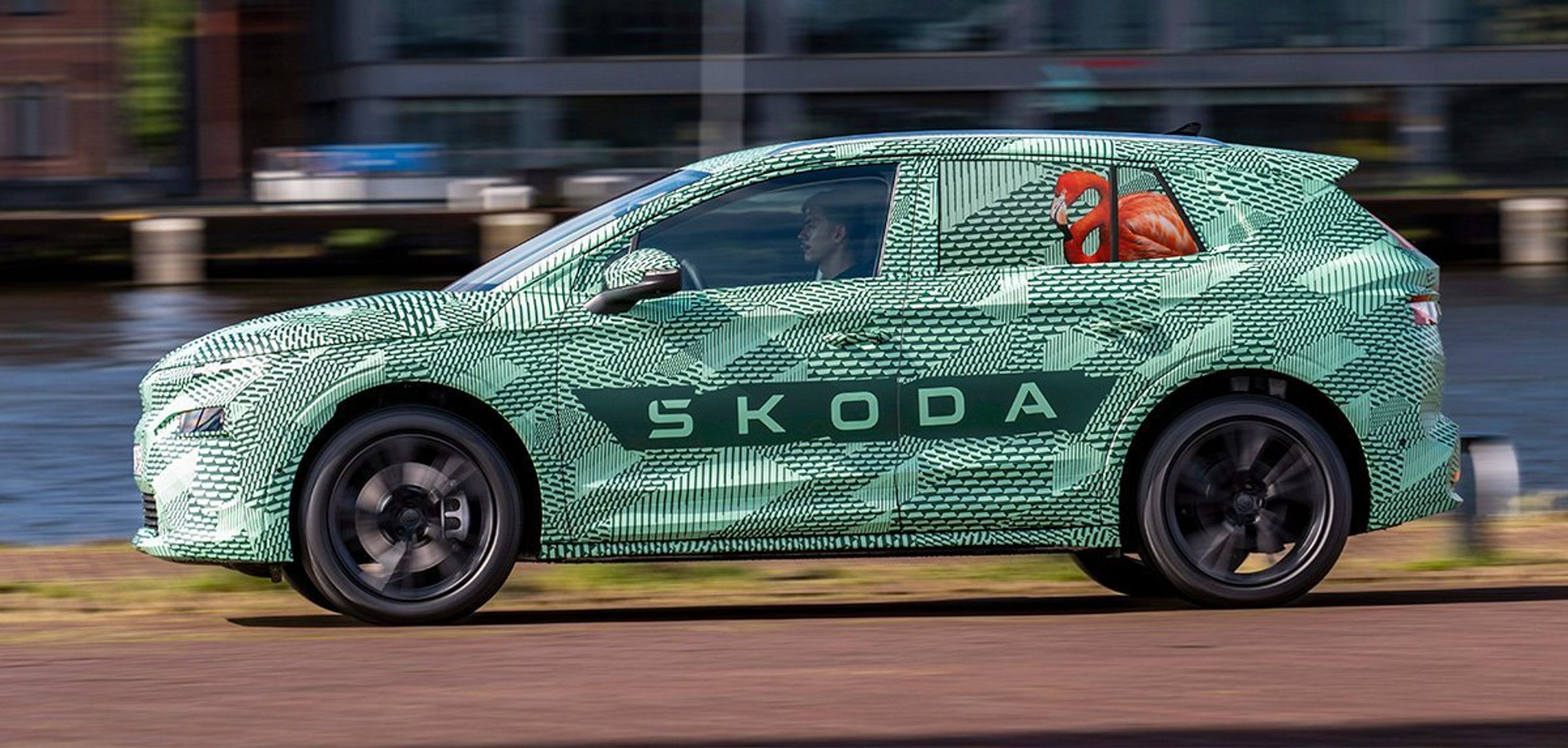 Grøn Skoda Elroq i profil.