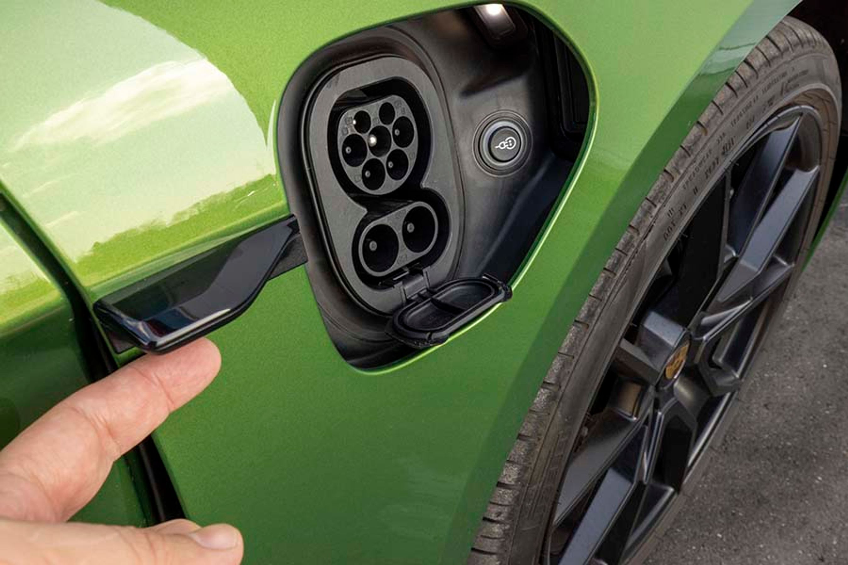 Den lille sorte tap er betjeningen af dækslet til laderen. Taycan kan fås med ladere på begge sider af bilen, og du kan tilkøbe hjemmeladning med op til 22 kW, hvis din hjemmelader kan levere det.