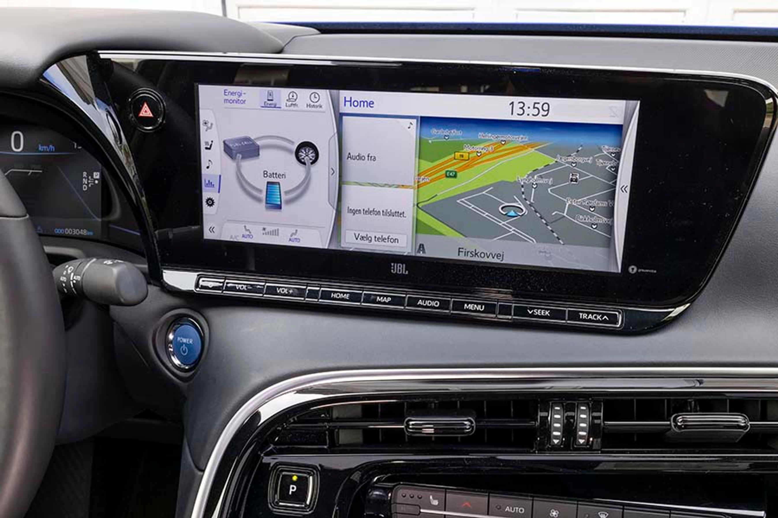 En brintbil fungerer på mange måder som en hybridbil, og man kan på den store skærm i midten se, hvordan strømmen løber mellem elmotor og batteri. Når man bremser løber strømmen så at sige baglæns, og batteriet lades op.