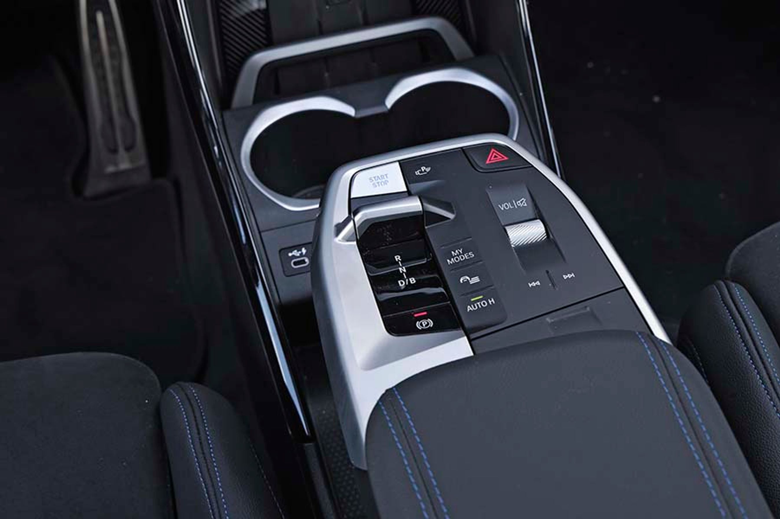 Man skifter gear med en vippekontakt. Lidt ærgerligt skal start/stop-knappen bruges før og efter hver tur.