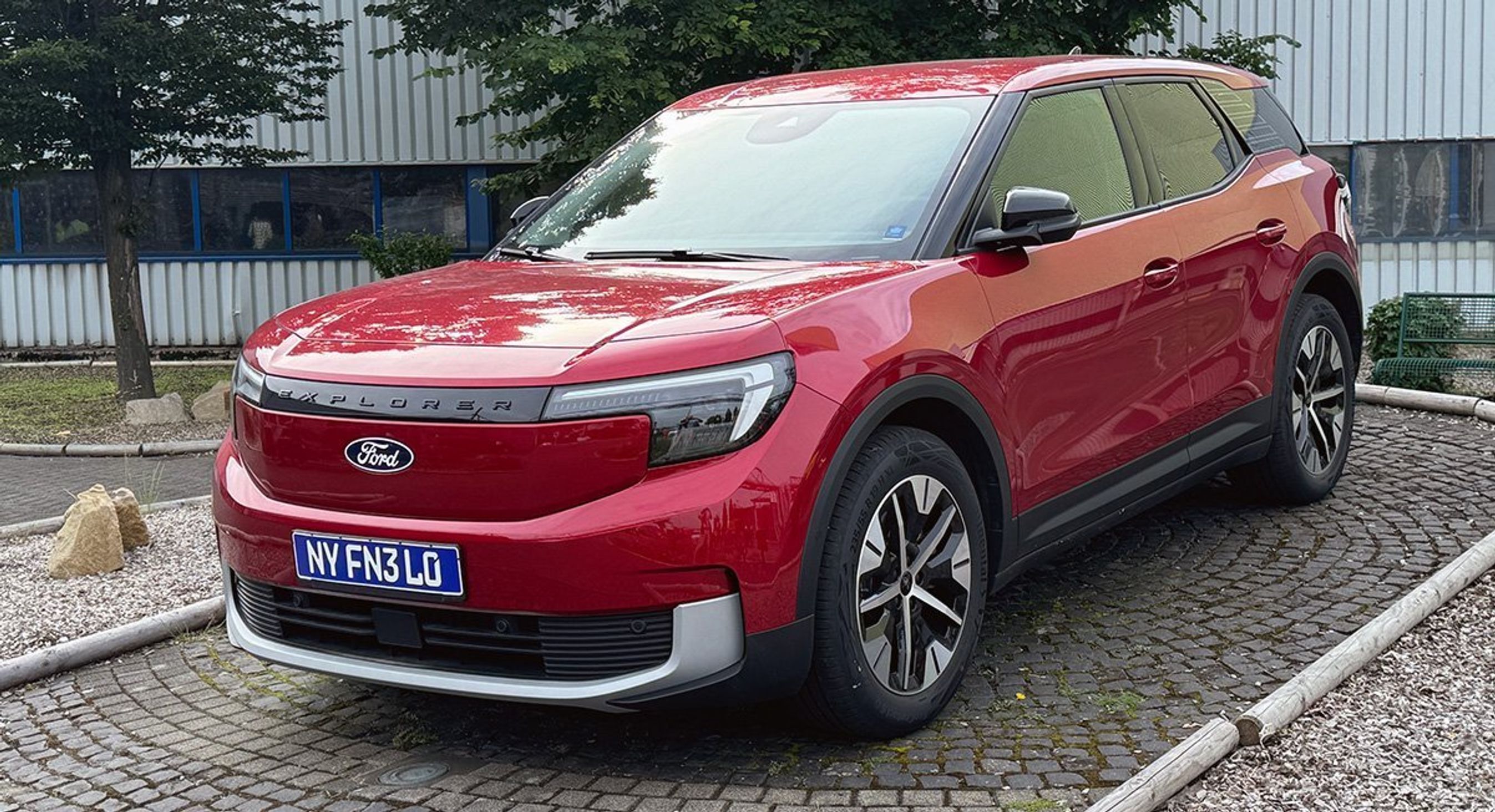 Rød Ford Explorer skråt forfra.