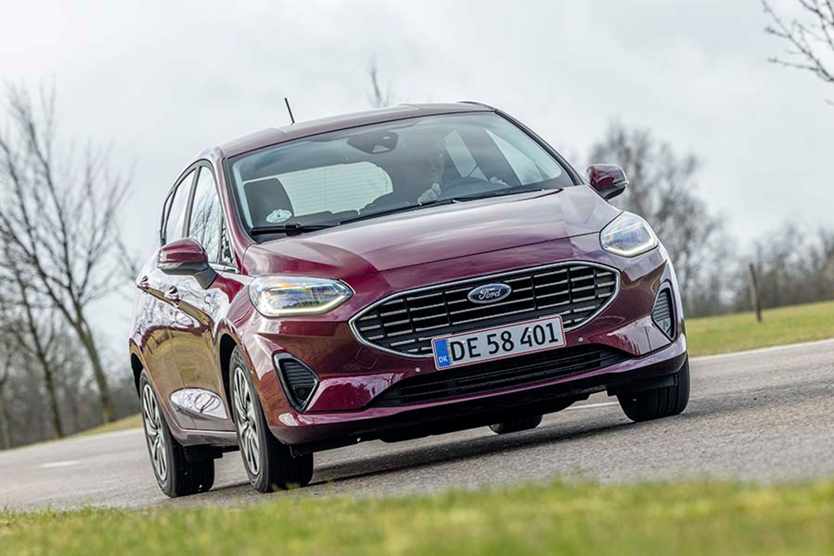 Ford Fiesta har netop fået et mindre facelift, hvor fronten er lettere redesignet. LED-forlygter er nu standard, og de lyser virkelig godt op om natten.