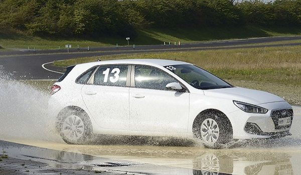 Bil skrider ud i kurve på glatbane kursus