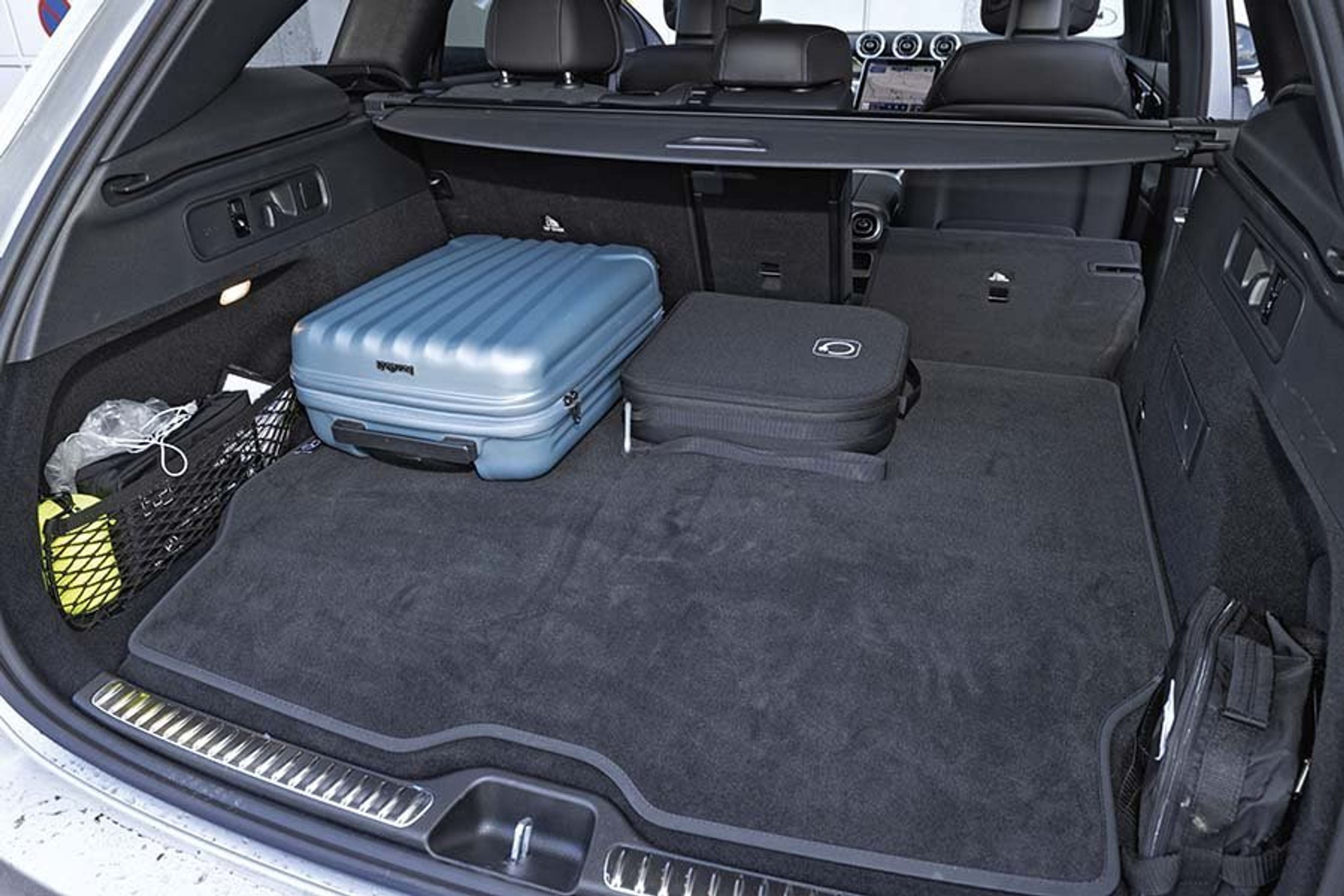 Bagagerummet i en Mercedes GLC med en blå kuffert