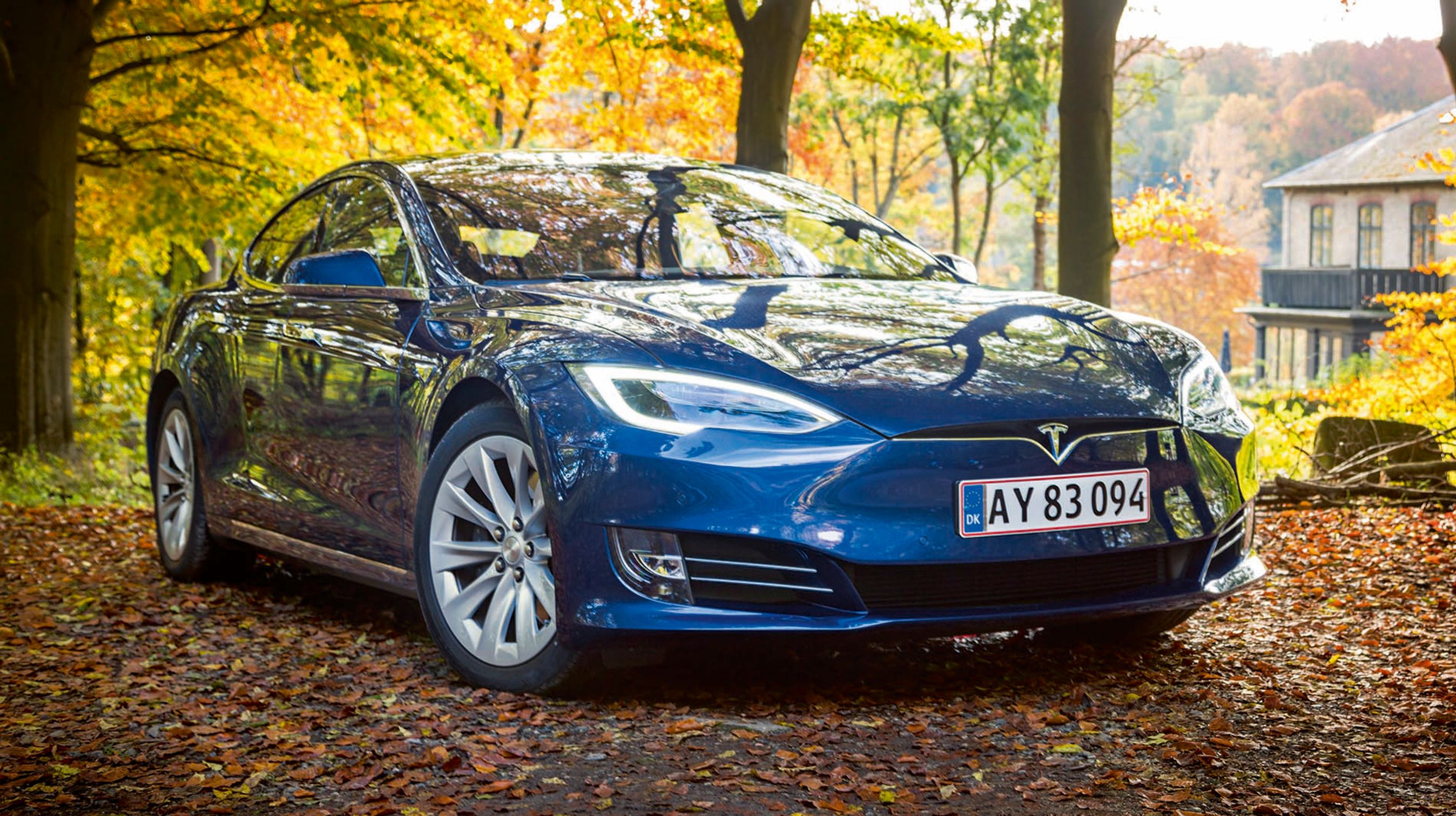 Tesla Model S set forfra