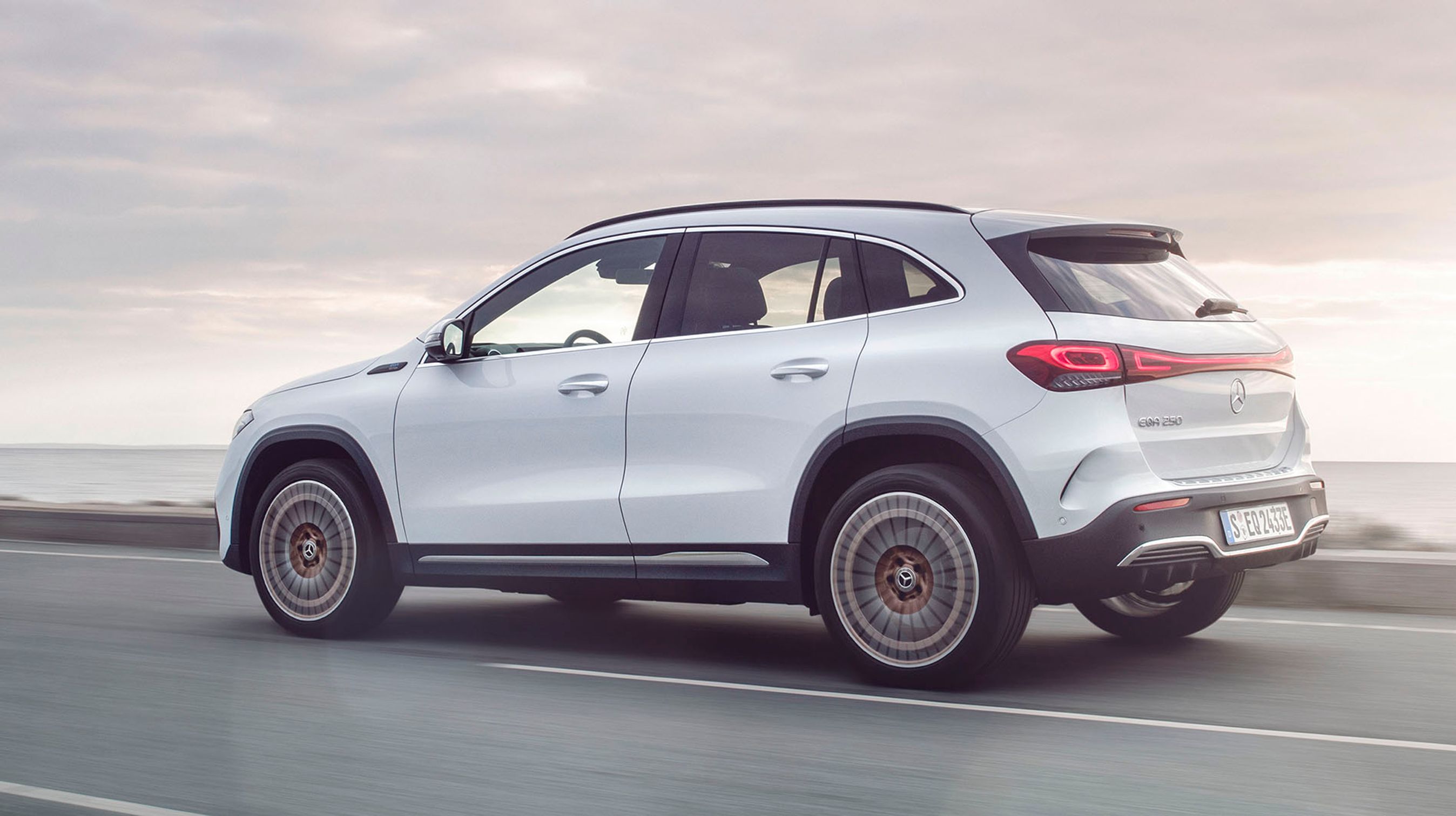 EQA er at betragte som en højbenet SUV med fire sidedøre og en stor tophængslet bagklap. Bilen er godkendt til at trække en påhængsvogn på op til 750 kg både med og uden bremser.