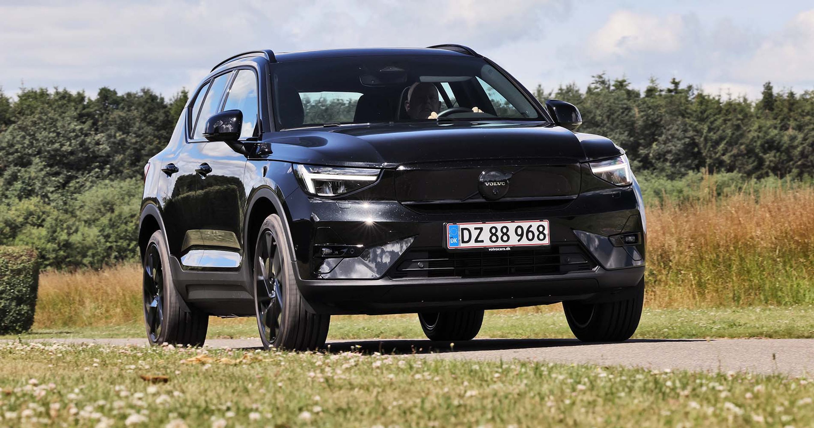 Volvo EX40 kører på en vej