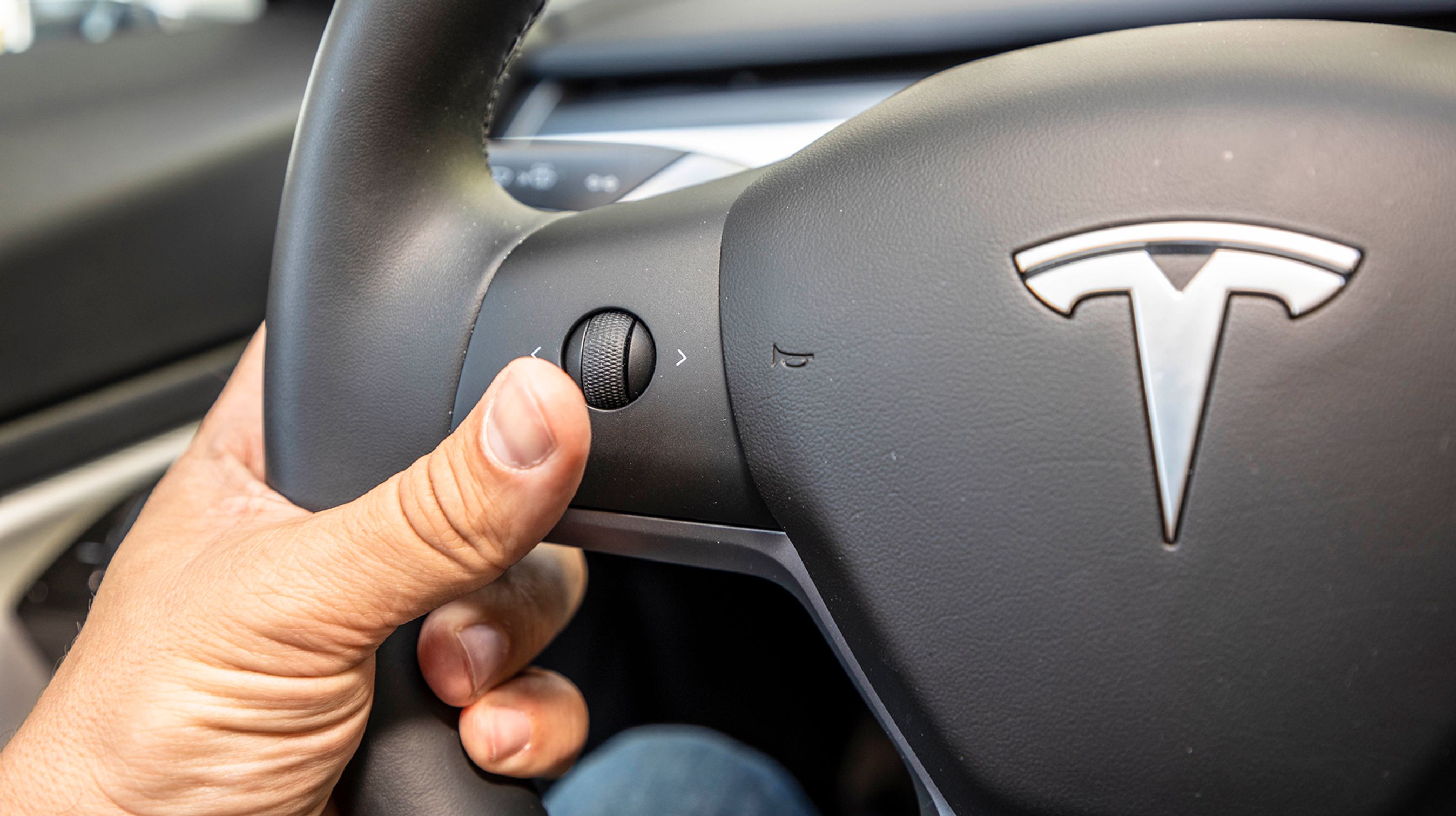 Det kræver en del tilvænning at forstå rat-knappernes mange funktioner.