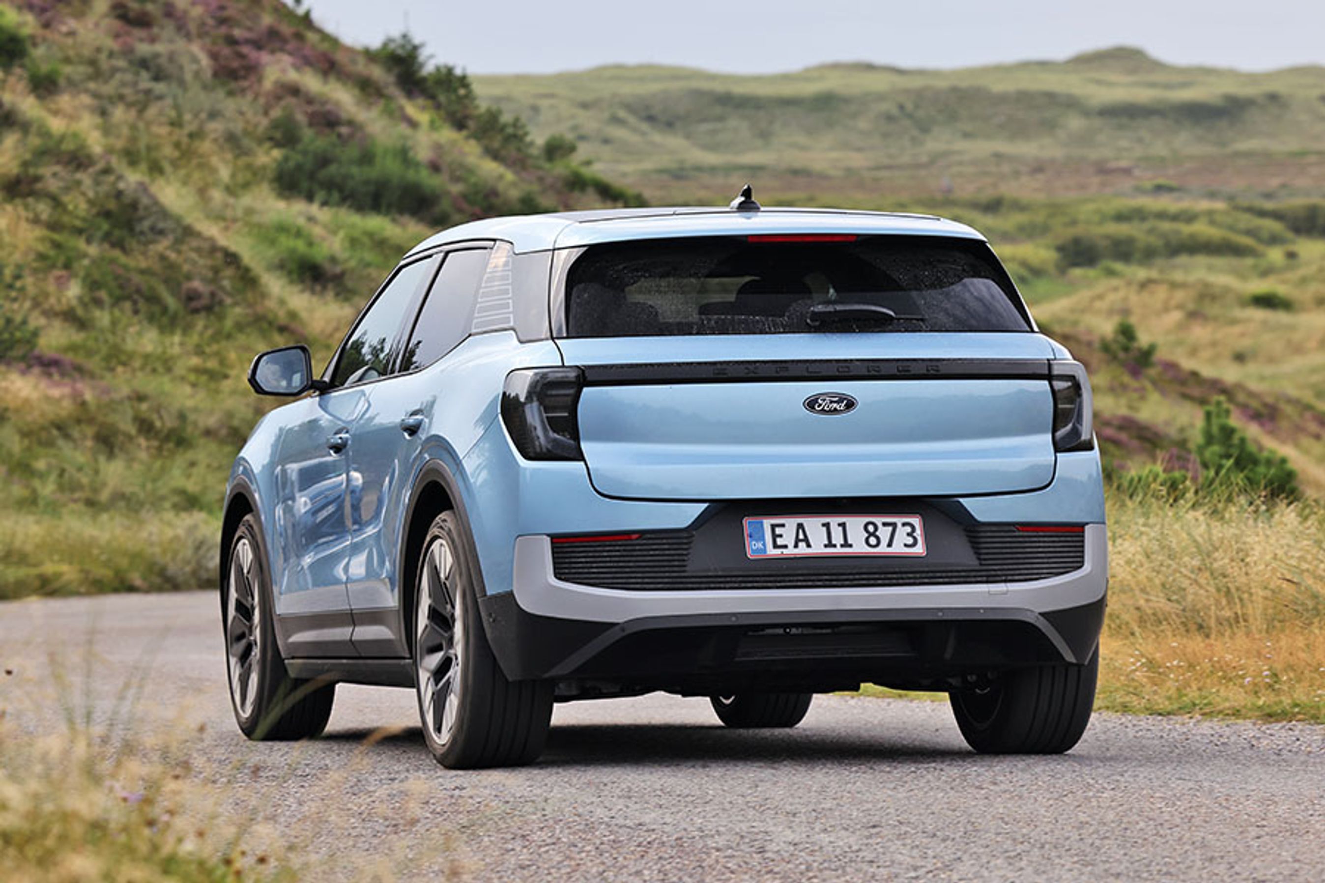 Ford Explorer set bagfra, mens den kører mellem klitter