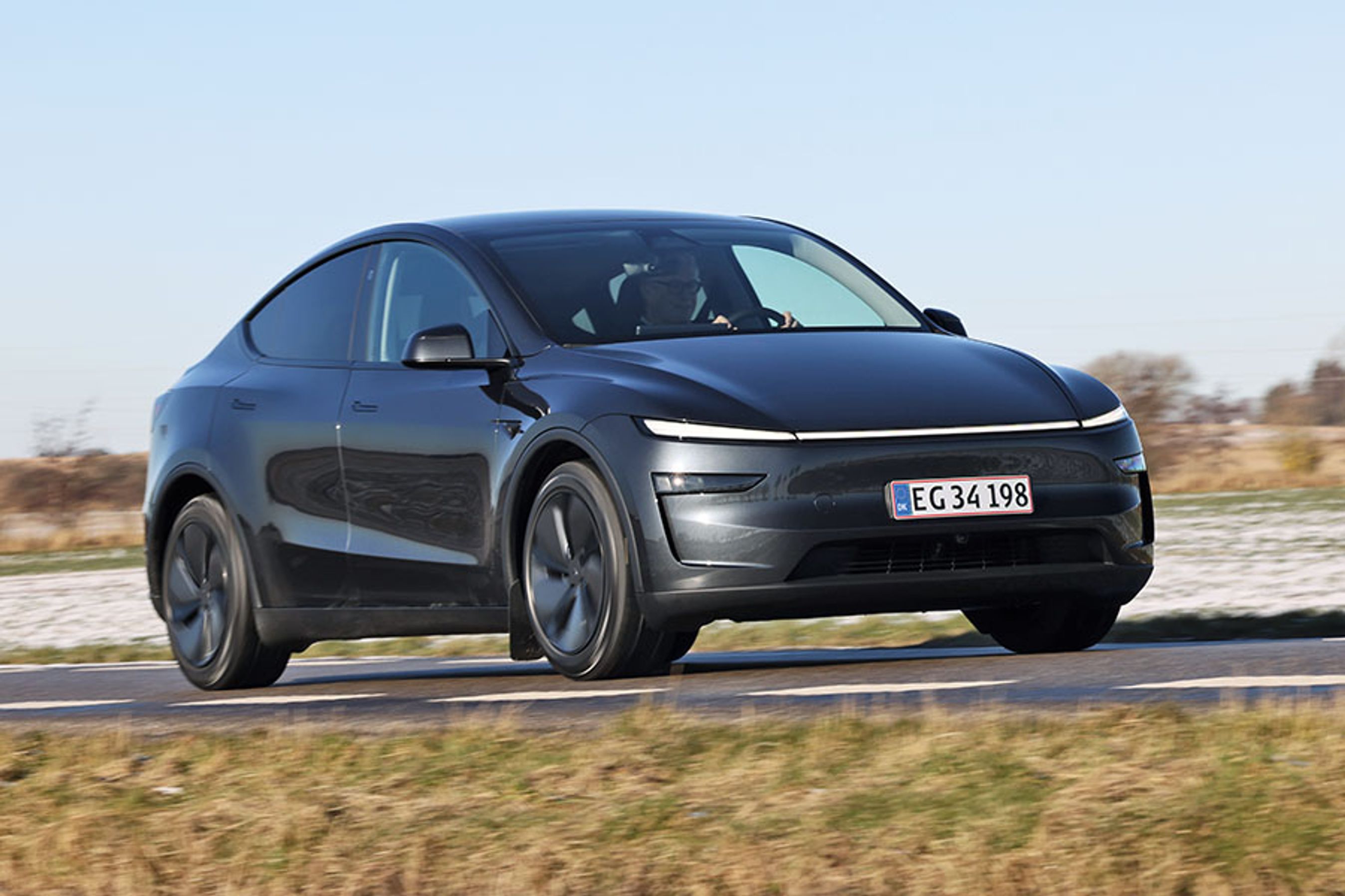 Tesla Model Y er nu kommet i en faceliftet udgave med en front, der skiller sig markant ud fra den hidtidige version. Et lygtebånd løber på tværs af bilen med avancerede matrix-forlygter nederst under båndet i begge sider.