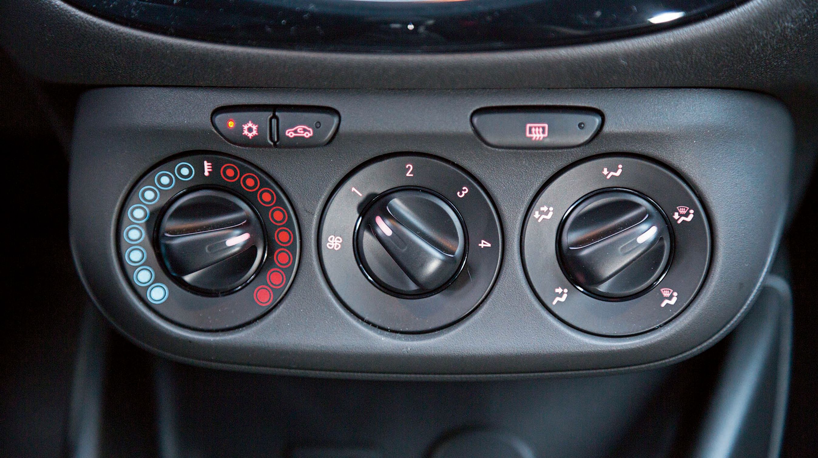 Aircondition er standard. Den er let betjent, og vi ser ikke fordel i at tilkøbe et klimaanlæg til 4.000 kr.