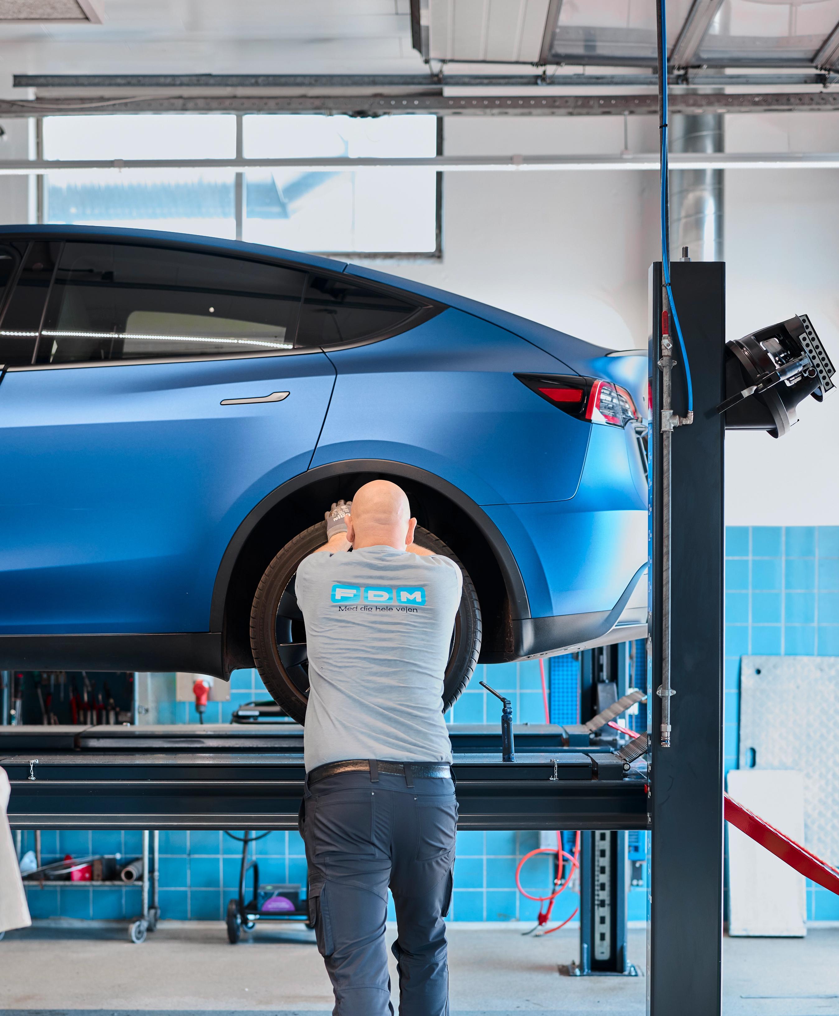 FDM medarbejder tester hjulophæng på elbil