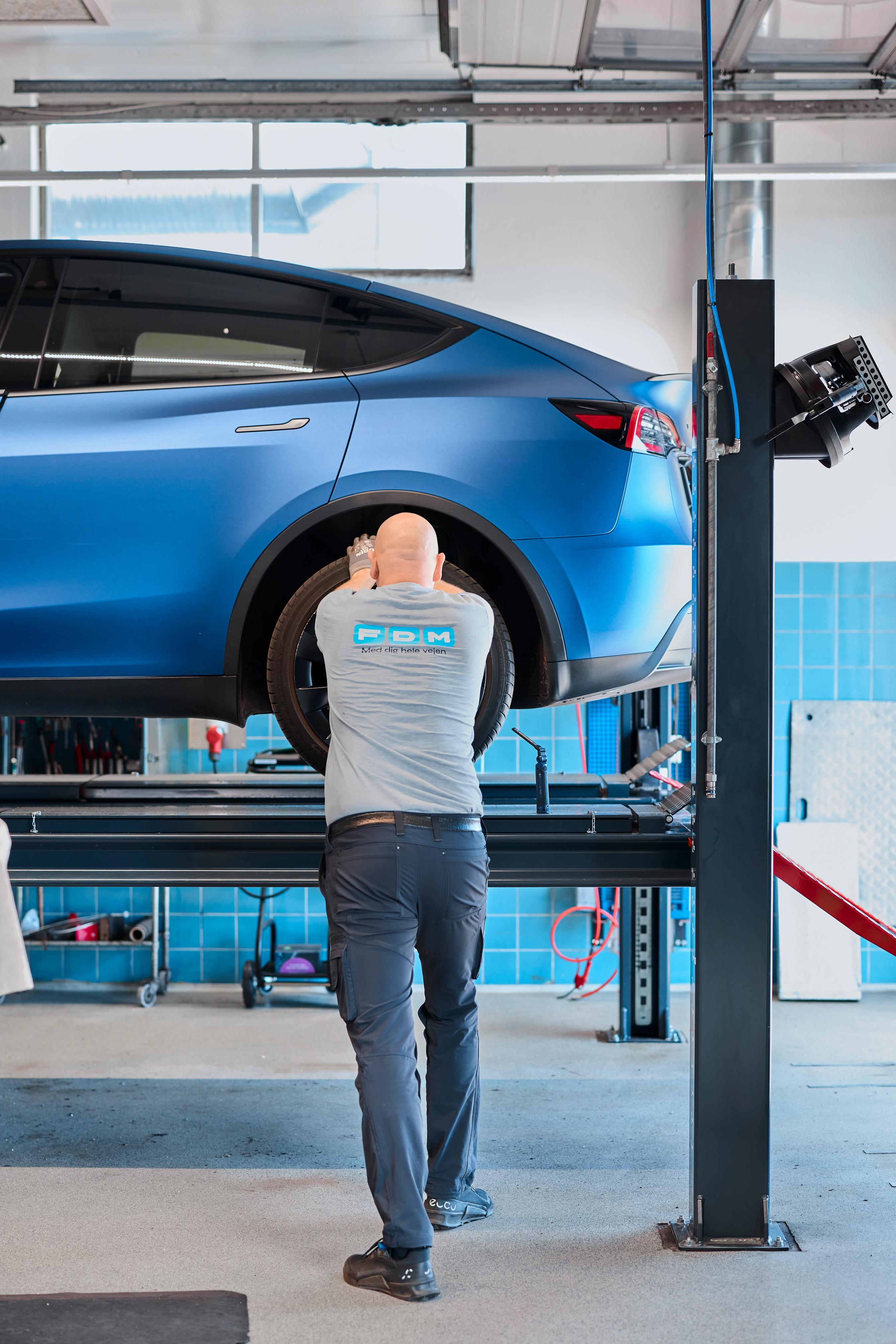 FDM medarbejder tester hjulophæng på elbil